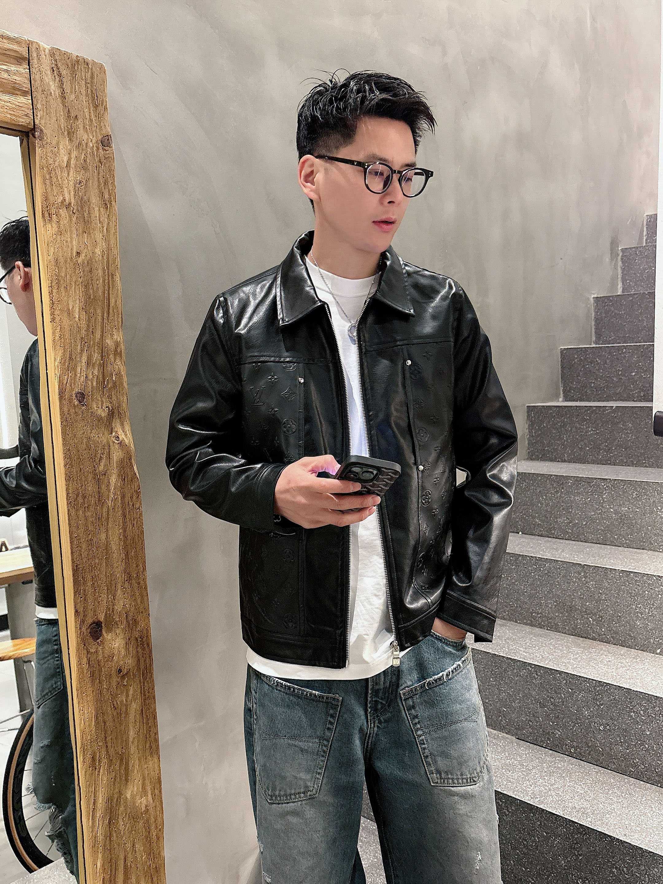 NO:139406,The same model on the official website of LV, released in advance!  2025ss New men's leather jacket jacket for spring, original single three-standard high-end version!  With hidden hat, customized fabric for counter, high breathability and comfort, impeccable details, brand element design concept, reflecting high quality. The feel is delicate and soft!  It is casually cut, with a great upper body style!  Number of code M~3XL, maximum wear 195 catties., louis vuitton, jackets & coats, jackets & coats, leather jacket, hats, alexander wang19860909LV 官网同款,提前发售！2025ss开春新款男士皮衣夹克外套,原单三标齐全高端版本！带隐藏帽,专柜定制面料 透气舒适度高,细节无可挑剔,品牌元素设计理念,体现高品质.手感细腻柔软！呈现休闲裁剪,上身版型超赞！码数M～3XL,最大穿195斤.,,louis vuitton,jackets & coats,jackets & coats,leather jacket,hats,alexander wang,Men's clothing