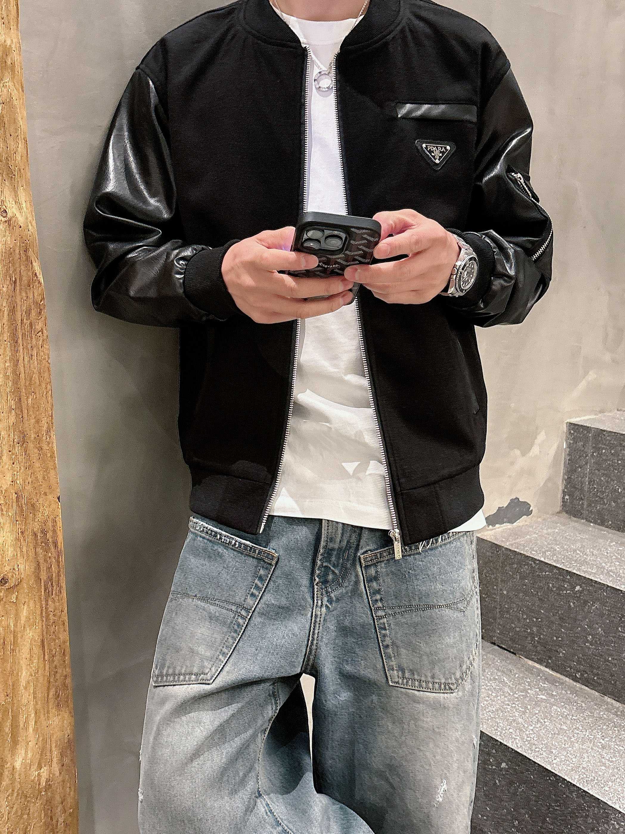 NO:139409,Prada's same model on the official website, released in advance!  2025ss New men's leather jacket jacket for spring, original single three-standard high-end version!  With hidden hat, customized fabric for counter, high breathability and comfort, impeccable details, brand element design concept, reflecting high quality. The feel is delicate and soft!  It is casually cut, with a great upper body style!  The number of code M~3XL, the maximum wear is 195 catties.,,prada, jackets & coats,jackets & coats,leather jacket,hats,alexander wang19860909普拉达 官网同款,提前发售！2025ss开春新款男士皮衣夹克外套,原单三标齐全高端版本！带隐藏帽,专柜定制面料 透气舒适度高,细节无可挑剔,品牌元素设计理念,体现高品质.手感细腻柔软！呈现休闲裁剪,上身版型超赞！码数M～3XL,最大穿195斤.,,prada,jackets & coats,jackets & coats,leather jacket,hats,alexander wang,Men's clothing