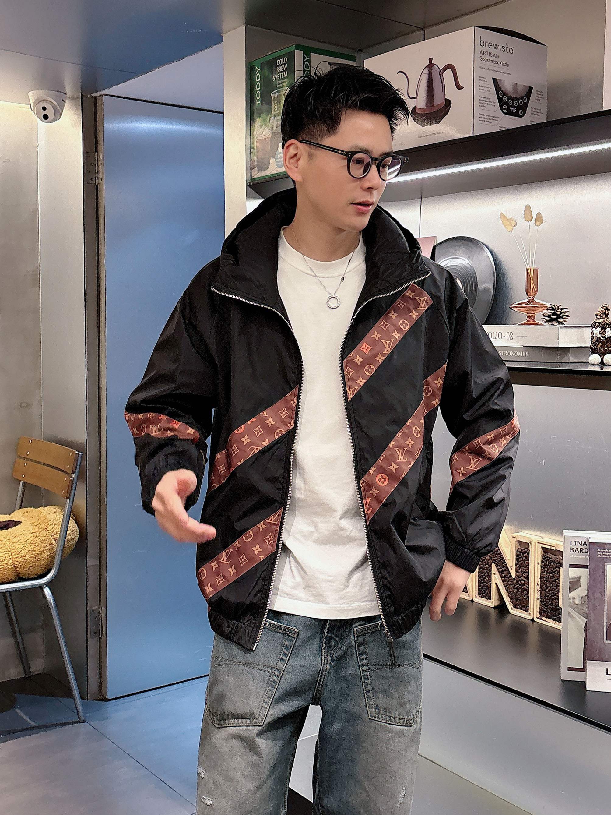 NO:139417,The same model on the official website of LV, released in advance!  2025ss Spring New Men's Jacket, original single three-standard full high-end version!  With hidden hat, customized fabric for counter, high breathability and comfort, impeccable details, brand element design concept, reflecting high quality. The feel is delicate and soft!  It is casually cut, with a great upper body style!  The number of code M~3XL, the maximum wear is 195 catties.,,louis vuitton, jackets & coats, jackets & coats,hats,alexander wang19860909LV 官网同款,提前发售！2025ss开春新款男士夹克外套,原单三标齐全高端版本！带隐藏帽,专柜定制面料 透气舒适度高,细节无可挑剔,品牌元素设计理念,体现高品质.手感细腻柔软！呈现休闲裁剪,上身版型超赞！码数M～3XL,最大穿195斤.,,louis vuitton,jackets & coats,jackets & coats,hats,alexander wang,Men's clothing