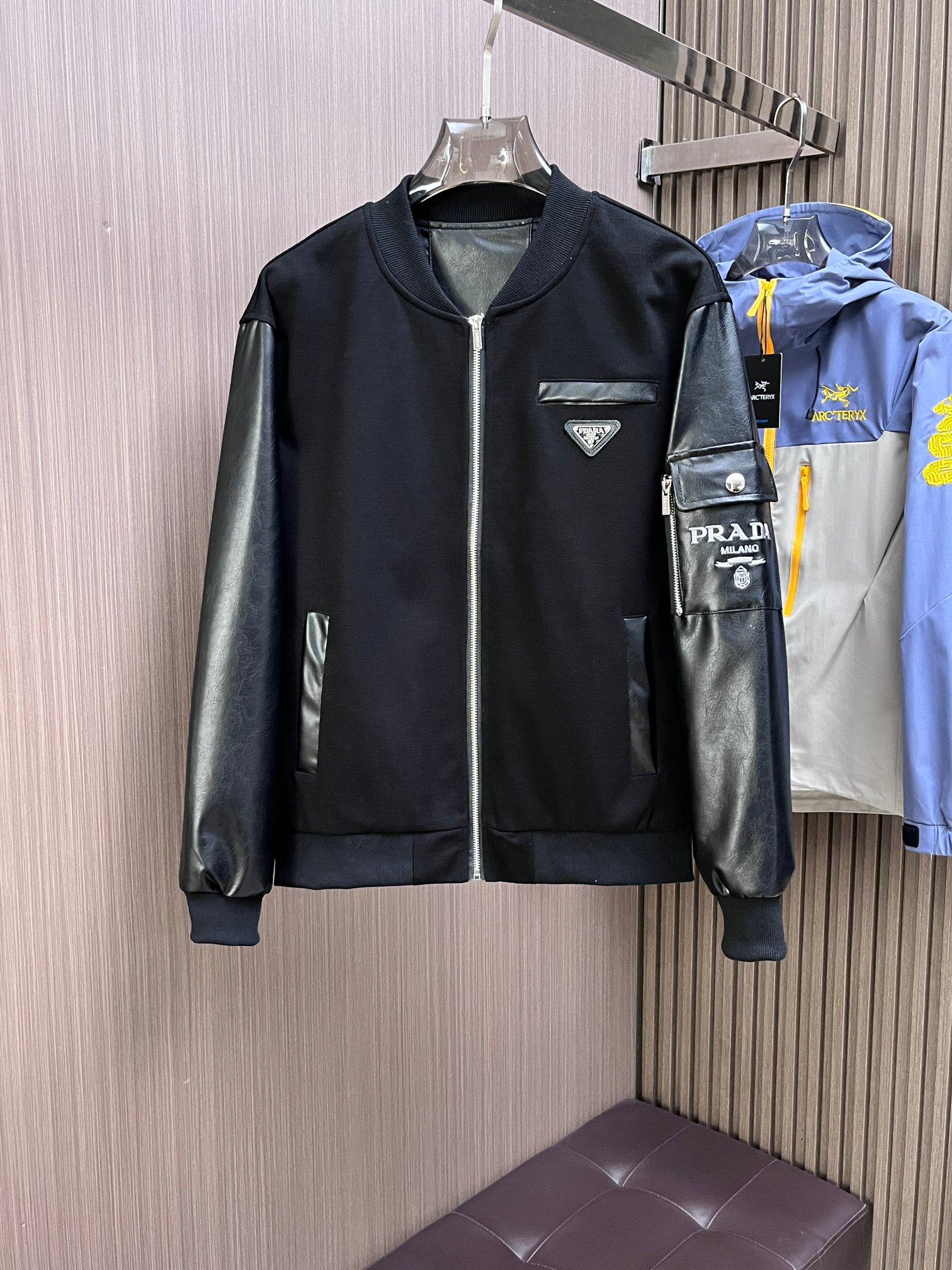 NO:141986,Prada's official website has the same style, complete three standards, and is available in advance. 2025ss Spring New Men's Leather Jacket Jacket, double-sided original single three standards, high-end version, customized counter fabric, breathable and comfortable, impeccable details, brand element design concept, reflecting high quality. The feel is delicate and soft, presents casual cut, and the upper body style is superb. The number of sizes M~3XL, maximum wear 195 catties, prada, jackets & coats, jackets & coats, leather jacket, alexander wang19860909普拉达 官网同款,三标齐全,提前发售 2025ss开春新款男士皮衣夹克外套,双面穿原单三标齐全高端版本 专柜定制面料 透气舒适度高,细节无可挑剔,品牌元素设计理念,体现高品质.手感细腻柔软 呈现休闲裁剪,上身版型超赞 码数M～3XL,最大穿195斤,,prada,jackets & coats,jackets & coats,leather jacket,alexander wang,Men's clothing