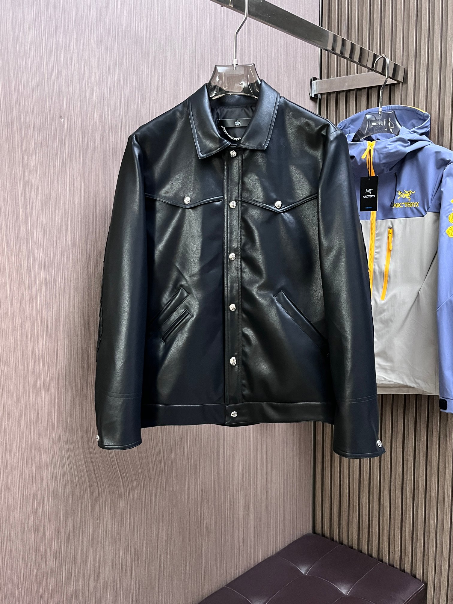 NO:141988,Croxin's official website is the same, complete three standards, and is released in advance. 2025ss Spring New Men's Leather Jacket Jacket, double-sided original single three standards, high-end version, customized counter fabric, breathable and comfortable, impeccable details, brand element design concept, reflecting high quality. The feel is delicate and soft, presents casual cut, and the upper body style is superb. The number of sizes M~3XL, maximum wear 195 catties, chrome hearts, jackets & coats, jackets & coats, leather jacket, alexander wang19860909克罗心 官网同款,三标齐全,提前发售 2025ss开春新款男士皮衣夹克外套,双面穿原单三标齐全高端版本 专柜定制面料 透气舒适度高,细节无可挑剔,品牌元素设计理念,体现高品质.手感细腻柔软 呈现休闲裁剪,上身版型超赞 码数M～3XL,最大穿195斤,,chrome hearts,jackets & coats,jackets & coats,leather jacket,alexander wang,Men's clothing