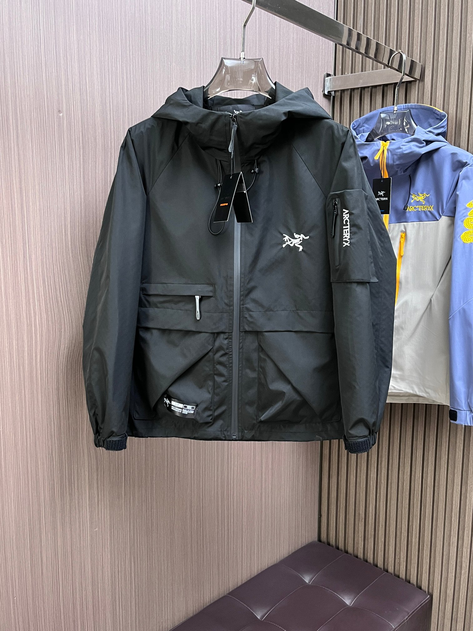 NO:141991,Archaeopteryx, the same style on the official website, complete three standards, and is released in advance. 2025ss Spring New Men's Leather Jacket Jacket, double-sided original single three standards, high-end version. Customized counter fabric, breathable and comfortable, impeccable details, brand element design concept, reflecting high quality. The feel is delicate and soft, presents casual cut, and the upper body style is superb. Number of sizes M~3XL, maximum wear 195 kilograms, arc'teryx, jackets & coats, jackets & coats, leather jacket, alexander wang19860909始祖鸟 官网同款,三标齐全,提前发售 2025ss开春新款男士皮衣夹克外套,双面穿原单三标齐全高端版本 专柜定制面料 透气舒适度高,细节无可挑剔,品牌元素设计理念,体现高品质.手感细腻柔软 呈现休闲裁剪,上身版型超赞 码数M～3XL,最大穿195斤,arc'teryx,jackets & coats,jackets & coats,leather jacket,alexander wang,Men's clothing