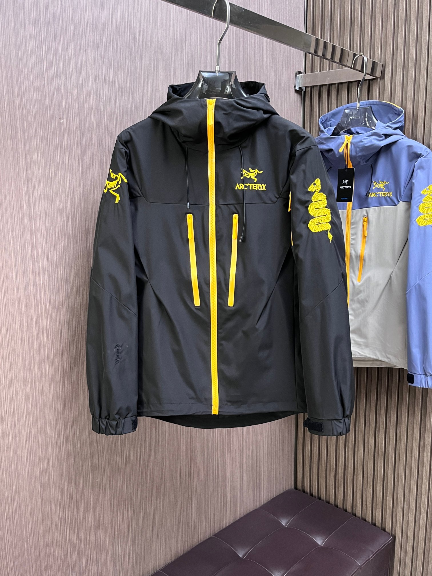 NO:141997,Archaeoptera bird has the same style on the official website, complete three standards, and is released in advance. 2025ss Spring New Men's Jacket Jacket, double-sided original single three standards, high-end version. Customized counter fabrics, breathable and comfortable, impeccable details, brand elements design concept, reflect high quality. The feel is delicate and soft, presents casual cut, and the upper body style is super good. The number of sizes M~3XL, maximum wear 195 catties, arc'teryx, jackets & coats, jackets & coats, alexander wang19860909始祖鸟 官网同款,三标齐全,提前发售 2025ss开春新款男士夹克外套,双面穿原单三标齐全高端版本 专柜定制面料 透气舒适度高,细节无可挑剔,品牌元素设计理念,体现高品质.手感细腻柔软 呈现休闲裁剪,上身版型超赞 码数M～3XL,最大穿195斤,arc'teryx,jackets & coats,jackets & coats,alexander wang,Men's clothing