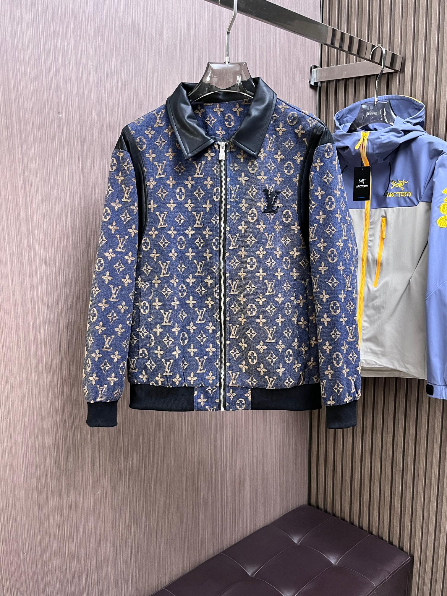 NO:141994,The same model on the official website of LV, complete three standards, and is released in advance. 2025ss Spring New Men's denim jacket jacket, double-sided original single three standards, high-end version, customized counter fabric, breathable and comfortable, impeccable details, brand element design concept, reflecting high quality. The feel is delicate and soft, presents casual cut, and the upper body style is superb. The number of sizes M~3XL, maximum wear 195 kilograms, louis vuitton, jackets & coats, jackets & coats, alexander wang19860909LV 官网同款,三标齐全,提前发售 2025ss开春新款男士牛仔夹克外套,双面穿原单三标齐全高端版本 专柜定制面料 透气舒适度高,细节无可挑剔,品牌元素设计理念,体现高品质.手感细腻柔软 呈现休闲裁剪,上身版型超赞 码数M～3XL,最大穿195斤,,louis vuitton,jackets & coats,jackets & coats,alexander wang,Men's clothing