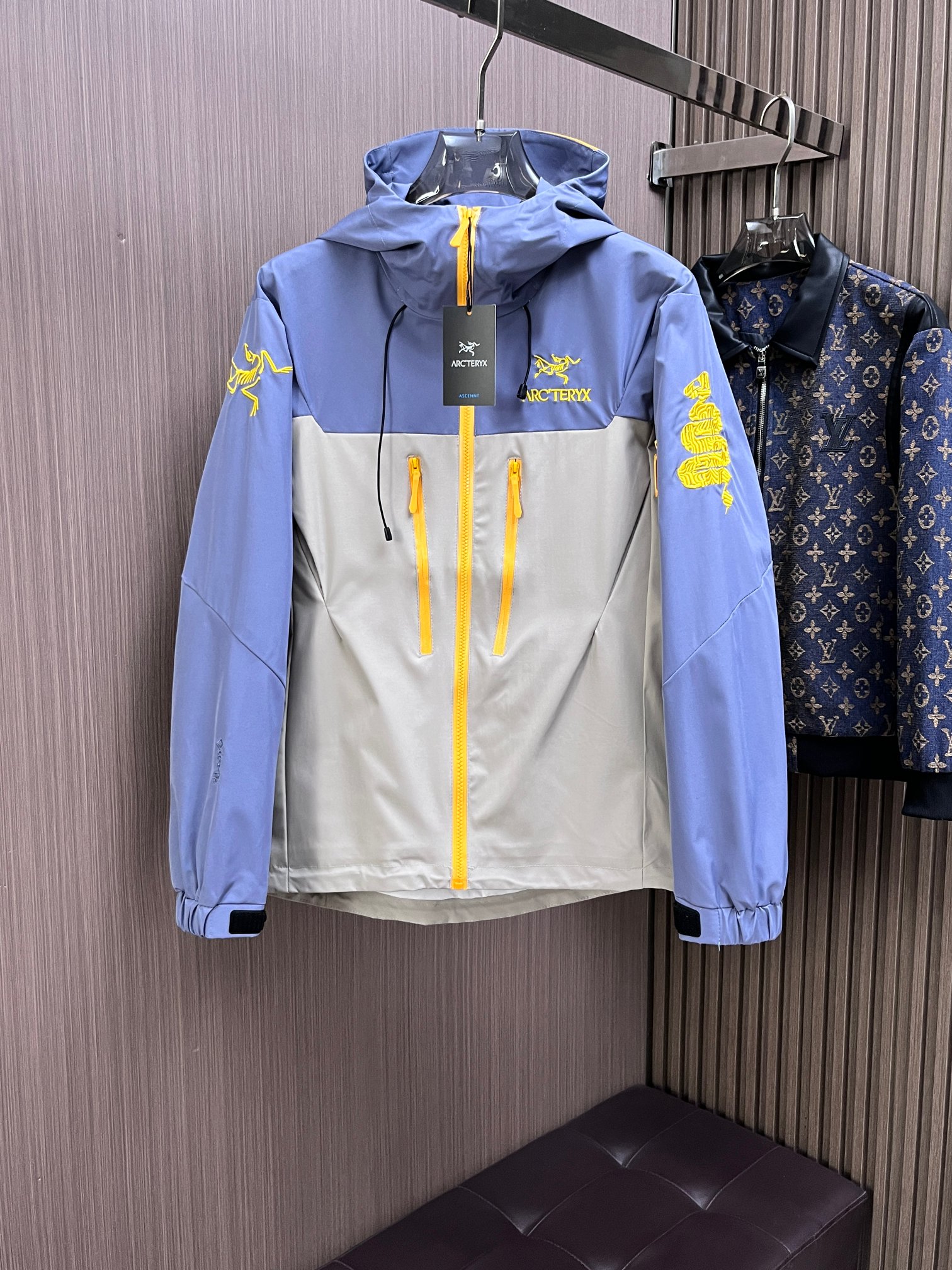 NO:142000,Prada's official website has the same style, complete three standards, and is available in advance. 2025ss Spring New Men's Jacket Jacket, double-sided original single three standards, high-end version, customized counter fabric, breathable and comfortable, impeccable details, brand element design concept, reflecting high quality. The feel is delicate and soft, presents casual cut, and the upper body style is superb. The number of sizes M~3XL, maximum wear 195 catties, prada, jackets & coats, jackets & coats, alexander wang19860909普拉达 官网同款,三标齐全,提前发售 2025ss开春新款男士夹克外套,双面穿原单三标齐全高端版本 专柜定制面料 透气舒适度高,细节无可挑剔,品牌元素设计理念,体现高品质.手感细腻柔软 呈现休闲裁剪,上身版型超赞 码数M～3XL,最大穿195斤,,prada,jackets & coats,jackets & coats,alexander wang,Men's clothing