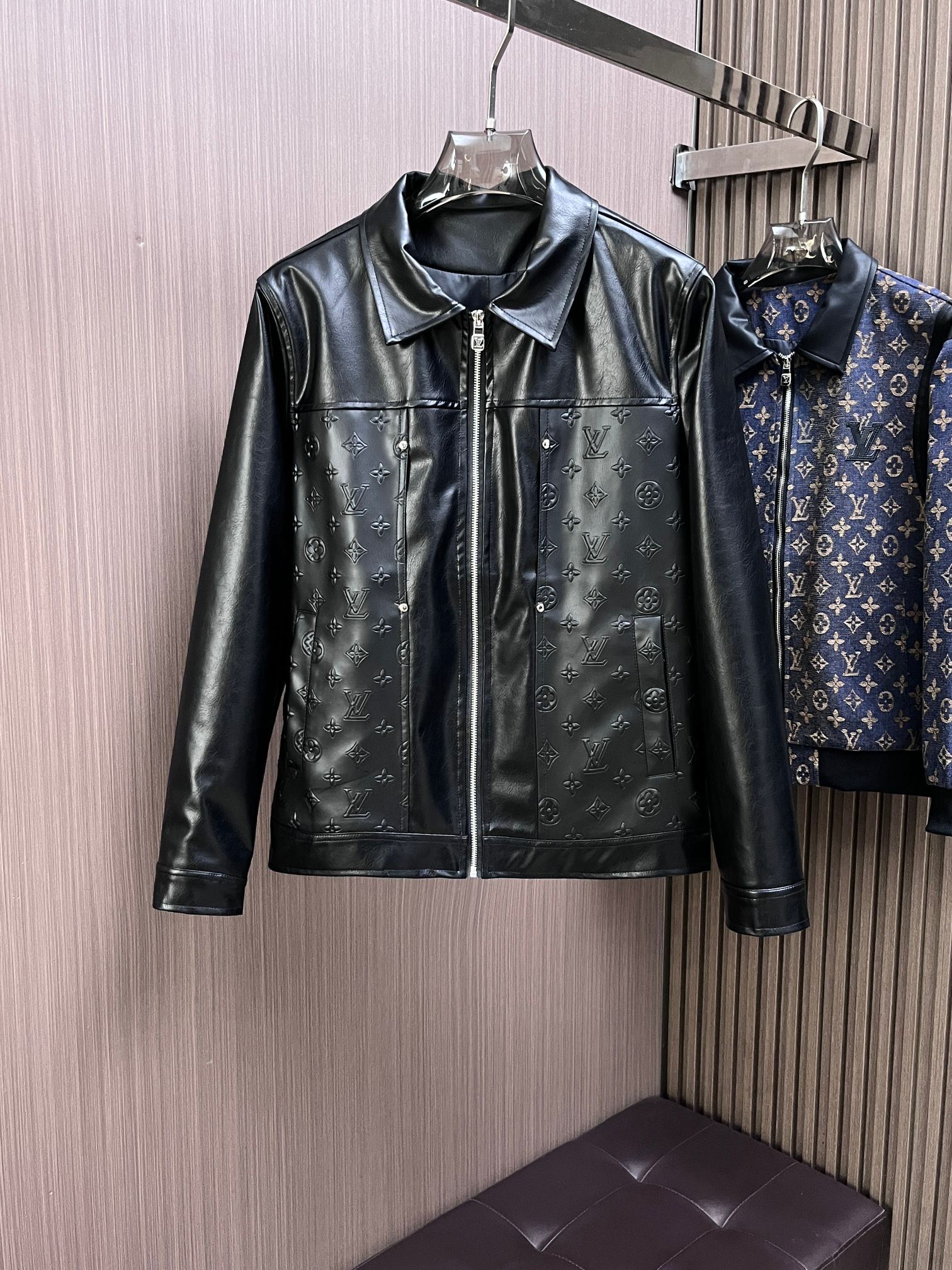 NO:141989,The same model on the official website of LV, complete three standards, and is released in advance. 2025ss Spring New Men's Leather Jacket Jacket, double-sided original single three standards, high-end version. Customized counter fabrics, breathable and comfortable, impeccable details, brand elements design concept, reflect high quality. The feel is delicate and soft, presents casual cut, and the upper body style is superb. Number of sizes M~3XL, maximum wear 195 kilograms, louis vuitton, jackets & coats, jackets & coats, leather jacket, alexander wang19860909LV 官网同款,三标齐全,提前发售 2025ss开春新款男士皮衣夹克外套,双面穿原单三标齐全高端版本 专柜定制面料 透气舒适度高,细节无可挑剔,品牌元素设计理念,体现高品质.手感细腻柔软 呈现休闲裁剪,上身版型超赞 码数M～3XL,最大穿195斤,,louis vuitton,jackets & coats,jackets & coats,leather jacket,alexander wang,Men's clothing