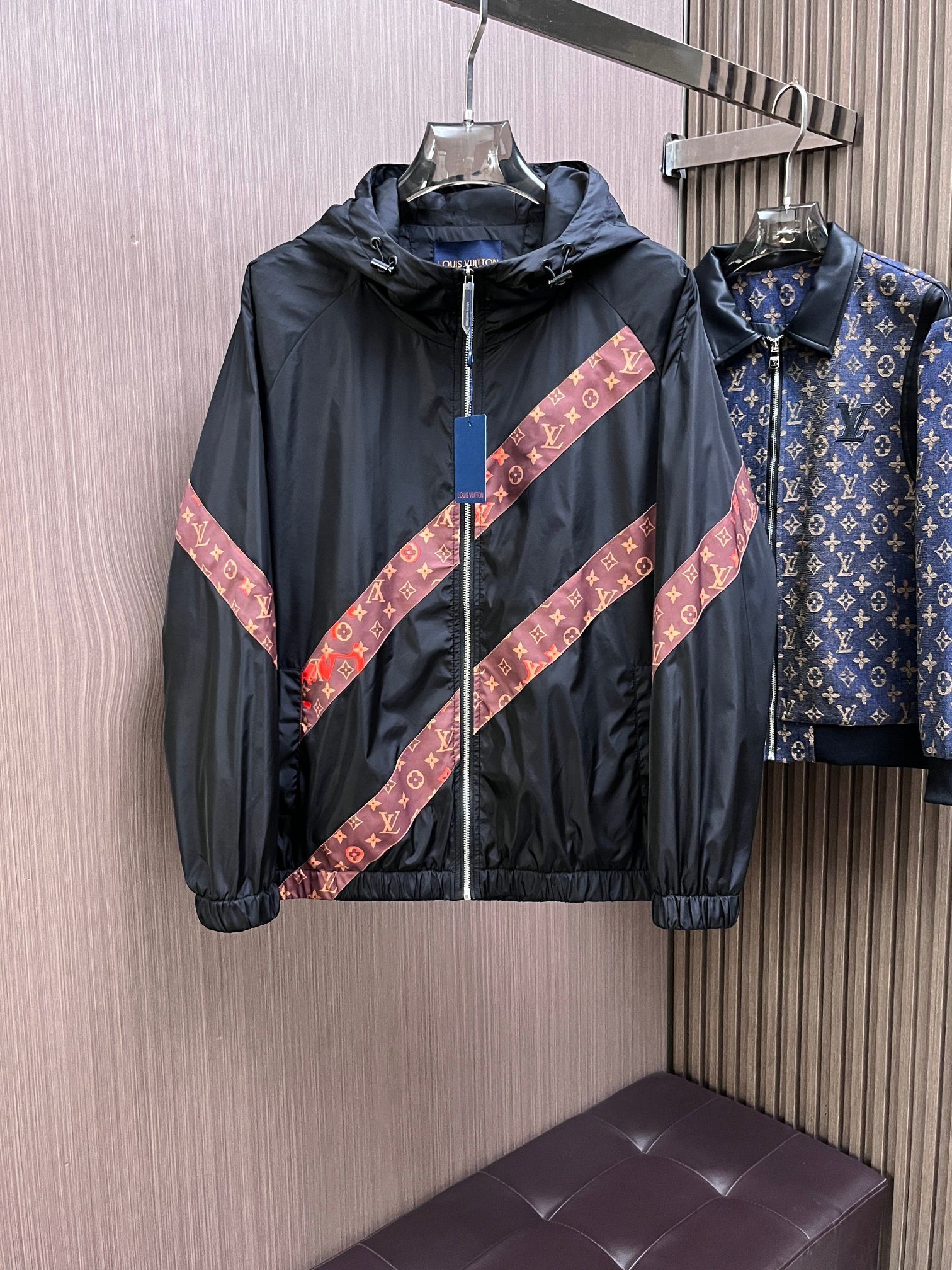 NO:142006,The same model on the official website of LV, complete three standards, and is released in advance. 2025ss Spring New Men's Leather Jacket Jacket, double-sided original single three standards, high-end version. Customized counter fabrics, breathable and comfortable, impeccable details, brand elements design concept, reflect high quality. The feel is delicate and soft, presents casual cut, and the upper body style is superb. Number of sizes M~3XL, maximum wear 195 kilograms, louis vuitton, jackets & coats, jackets & coats, leather jacket, alexander wang19860909LV 官网同款,三标齐全,提前发售 2025ss开春新款男士皮衣夹克外套,双面穿原单三标齐全高端版本 专柜定制面料 透气舒适度高,细节无可挑剔,品牌元素设计理念,体现高品质.手感细腻柔软 呈现休闲裁剪,上身版型超赞 码数M～3XL,最大穿195斤,,louis vuitton,jackets & coats,jackets & coats,leather jacket,alexander wang,Men's clothing