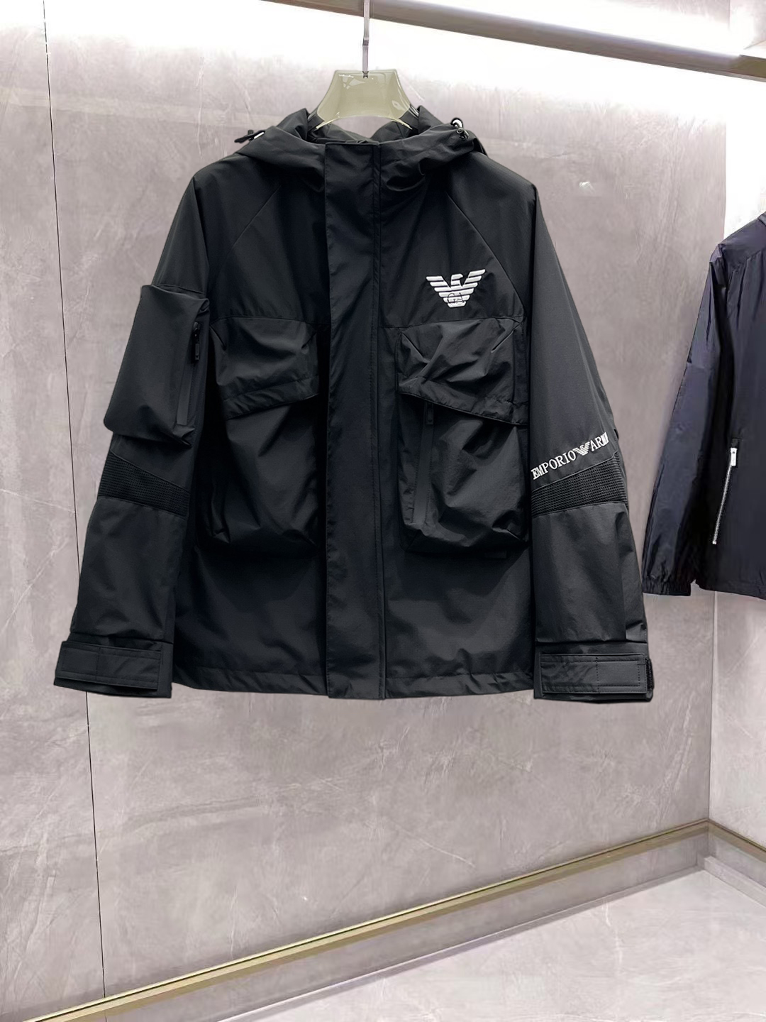 NO:862027,Same style as Armani official website, on sale in advance!  2026ss new spring men's jackets, original high-end version with three standards!  With hidden hood, custom-made fabrics at the counter, highly breathable and comfortable, impeccable details, brand element design concept, reflecting high quality. It feels delicate and soft!  It presents a casual cut and the upper body shape is awesome!  Size M～3XL, maximum wearing capacity is 195 catties.,,armani,jackets & coats,jackets & coats,hats,19860909阿玛尼 官网同款,提前发售！2026ss开春新款男士夹克外套,原单三标齐全高端版本！带隐藏帽,专柜定制面料 透气舒适度高,细节无可挑剔,品牌元素设计理念,体现高品质.手感细腻柔软！呈现休闲裁剪,上身版型超赞！码数M～3XL,最大穿195斤.,,armani,jackets & coats,jackets & coats,hats,,Men's clothing