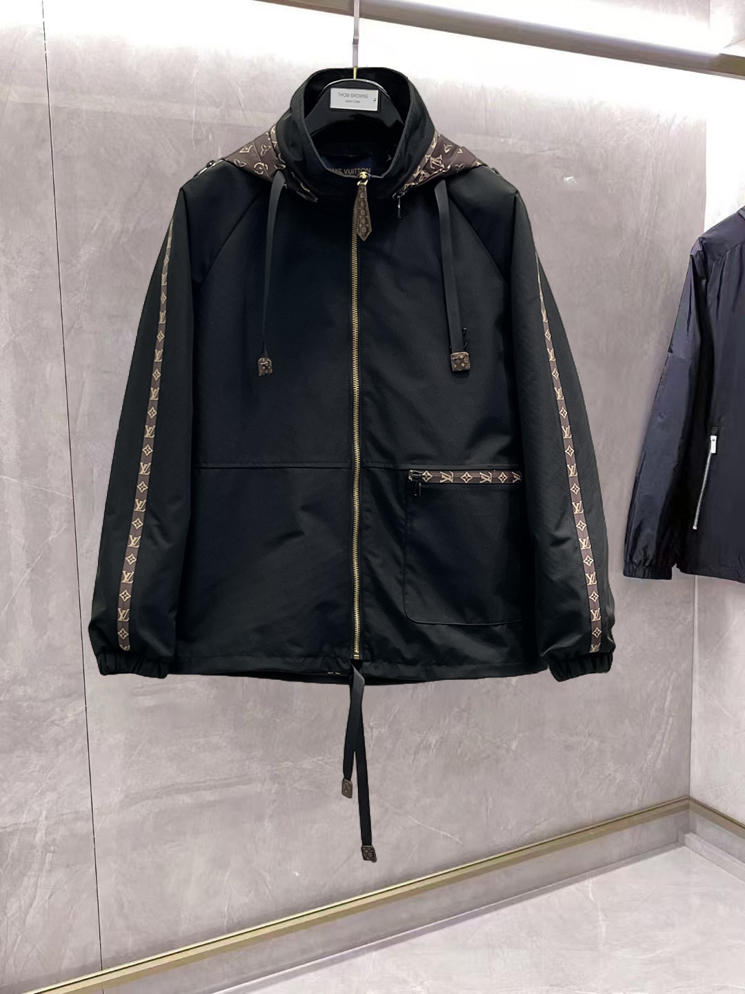 NO:862037,Same style as on LV official website, on sale in advance!  2026ss new spring men's jackets, original high-end version with three standards!  With hidden hood, custom-made fabrics at the counter, highly breathable and comfortable, impeccable details, brand element design concept, reflecting high quality. It feels delicate and soft!  It presents a casual cut and the upper body shape is awesome!  Size M～3XL, maximum wear is 195kg.,,louis vuitton,jackets & coats,jackets & coats,hats,19860909LV 官网同款,提前发售！2026ss开春新款男士夹克外套,原单三标齐全高端版本！带隐藏帽,专柜定制面料 透气舒适度高,细节无可挑剔,品牌元素设计理念,体现高品质.手感细腻柔软！呈现休闲裁剪,上身版型超赞！码数M～3XL,最大穿195斤.,,louis vuitton,jackets & coats,jackets & coats,hats,,Men's clothing