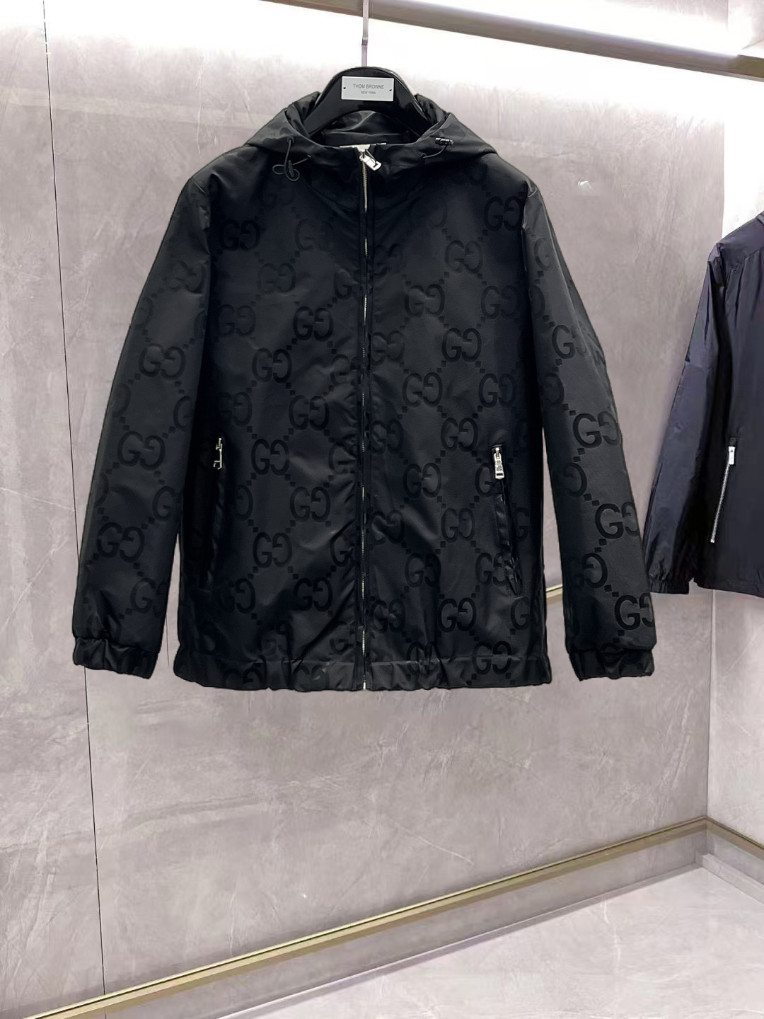 NO:862060,Same style as Gucci official website, on sale in advance!  2026ss new spring men's jackets, original high-end version with three standards!  With hidden hood, custom-made fabrics at the counter, highly breathable and comfortable, impeccable details, brand element design concept, reflecting high quality. It feels delicate and soft!  It presents a casual cut and the upper body shape is awesome!  Size M～3XL, maximum wearing capacity is 195 catties.,,jackets & coats,jackets & coats,hats,19860909古奇 官网同款,提前发售！2026ss开春新款男士夹克外套,原单三标齐全高端版本！带隐藏帽,专柜定制面料 透气舒适度高,细节无可挑剔,品牌元素设计理念,体现高品质.手感细腻柔软！呈现休闲裁剪,上身版型超赞！码数M～3XL,最大穿195斤.,,jackets & coats,jackets & coats,hats,,Men's clothing