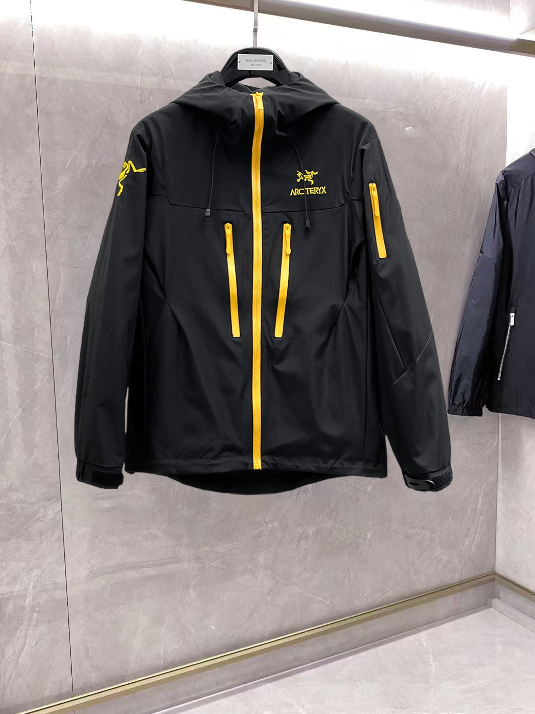 NO:862070,Same style as Arc’teryx official website, on sale in advance!  2026ss new spring men's jackets, original high-end version with three standards!  With hidden hood, custom-made fabrics at the counter, highly breathable and comfortable, impeccable details, brand element design concept, reflecting high quality. It feels delicate and soft!  It presents a casual cut and the upper body shape is awesome!  Size M～3XL, maximum wearing capacity is 195 catties.,arc'teryx,jackets & coats,jackets & coats,hats,19860909始祖鸟 官网同款,提前发售！2026ss开春新款男士夹克外套,原单三标齐全高端版本！带隐藏帽,专柜定制面料 透气舒适度高,细节无可挑剔,品牌元素设计理念,体现高品质.手感细腻柔软！呈现休闲裁剪,上身版型超赞！码数M～3XL,最大穿195斤.,arc'teryx,jackets & coats,jackets & coats,hats,,Men's clothing