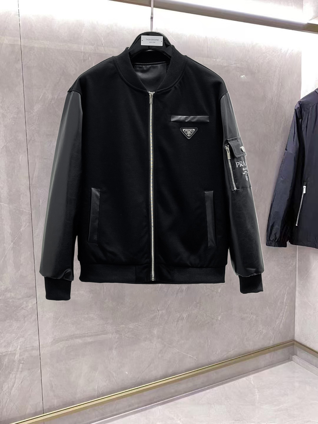 NO:862088,Same style as Prada official website, on sale in advance!  2026ss spring new men's leather jacket, original three-standard high-end version!  With hidden hood, custom-made fabrics at the counter, highly breathable and comfortable, impeccable details, brand element design concept, reflecting high quality. It feels delicate and soft!  It presents a casual cut and the upper body shape is awesome!  Size M～3XL, maximum wear is 195 catties.,,prada,jackets & coats,jackets & coats,leather jacket,hats,19860909普拉达 官网同款,提前发售！2026ss开春新款男士皮衣夹克外套,原单三标齐全高端版本！带隐藏帽,专柜定制面料 透气舒适度高,细节无可挑剔,品牌元素设计理念,体现高品质.手感细腻柔软！呈现休闲裁剪,上身版型超赞！码数M～3XL,最大穿195斤.,,prada,jackets & coats,jackets & coats,leather jacket,hats,,Men's clothing