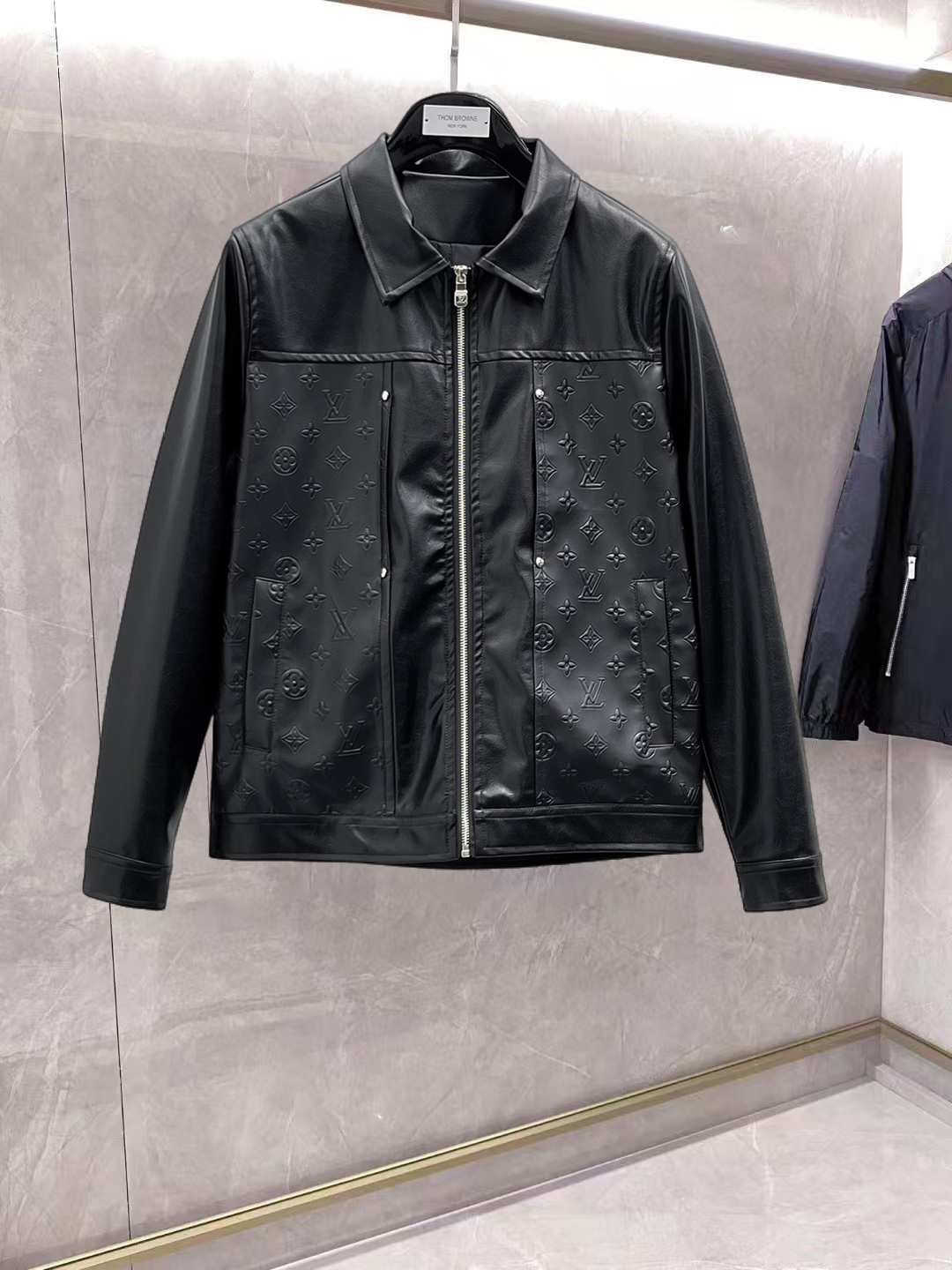 NO:862100,Same style as on LV official website, on sale in advance!  2026ss spring new men's LV jacket, original single three-standard high-end version!  With hidden hood, custom-made fabrics at the counter, highly breathable and comfortable, impeccable details, brand element design concept, reflecting high quality. It feels delicate and soft!  It presents a casual cut and the upper body shape is awesome!  Size M～3XL, maximum wear is 195kg.,,louis vuitton,jackets & coats,jackets & coats,hats,19860909LV 官网同款,提前发售！2026ss开春新款男士LV夹克外套,原单三标齐全高端版本！带隐藏帽,专柜定制面料 透气舒适度高,细节无可挑剔,品牌元素设计理念,体现高品质.手感细腻柔软！呈现休闲裁剪,上身版型超赞！码数M～3XL,最大穿195斤.,,louis vuitton,jackets & coats,jackets & coats,hats,,Men's clothing