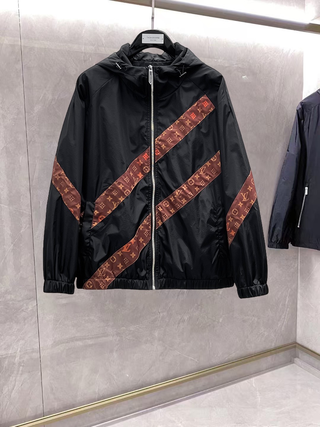 NO:862114,Same style as on LV official website, on sale in advance!  2026ss new spring men's jackets, original high-end version with three standards!  With hidden hood, custom-made fabrics at the counter, highly breathable and comfortable, impeccable details, brand element design concept, reflecting high quality. It feels delicate and soft!  It presents a casual cut and the upper body shape is awesome!  Size M～3XL, maximum wear is 195kg.,,louis vuitton,jackets & coats,jackets & coats,hats,19860909LV 官网同款,提前发售！2026ss开春新款男士夹克外套,原单三标齐全高端版本！带隐藏帽,专柜定制面料 透气舒适度高,细节无可挑剔,品牌元素设计理念,体现高品质.手感细腻柔软！呈现休闲裁剪,上身版型超赞！码数M～3XL,最大穿195斤.,,louis vuitton,jackets & coats,jackets & coats,hats,,Men's clothing