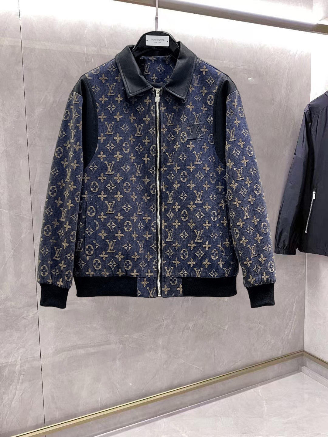 NO:862129,Same style as on LV official website, on sale in advance!  2026ss spring new men's denim jacket, original three-standard high-end version!  With hidden hood, custom-made fabrics at the counter, highly breathable and comfortable, impeccable details, brand element design concept, reflecting high quality. It feels delicate and soft!  It presents a casual cut and the upper body shape is awesome!  Size M～3XL, maximum wear is 195kg.,,louis vuitton,jackets & coats,jackets & coats,hats,19860909LV 官网同款,提前发售！2026ss开春新款男士牛子夹克外套,原单三标齐全高端版本！带隐藏帽,专柜定制面料 透气舒适度高,细节无可挑剔,品牌元素设计理念,体现高品质.手感细腻柔软！呈现休闲裁剪,上身版型超赞！码数M～3XL,最大穿195斤.,,louis vuitton,jackets & coats,jackets & coats,hats,,Men's clothing