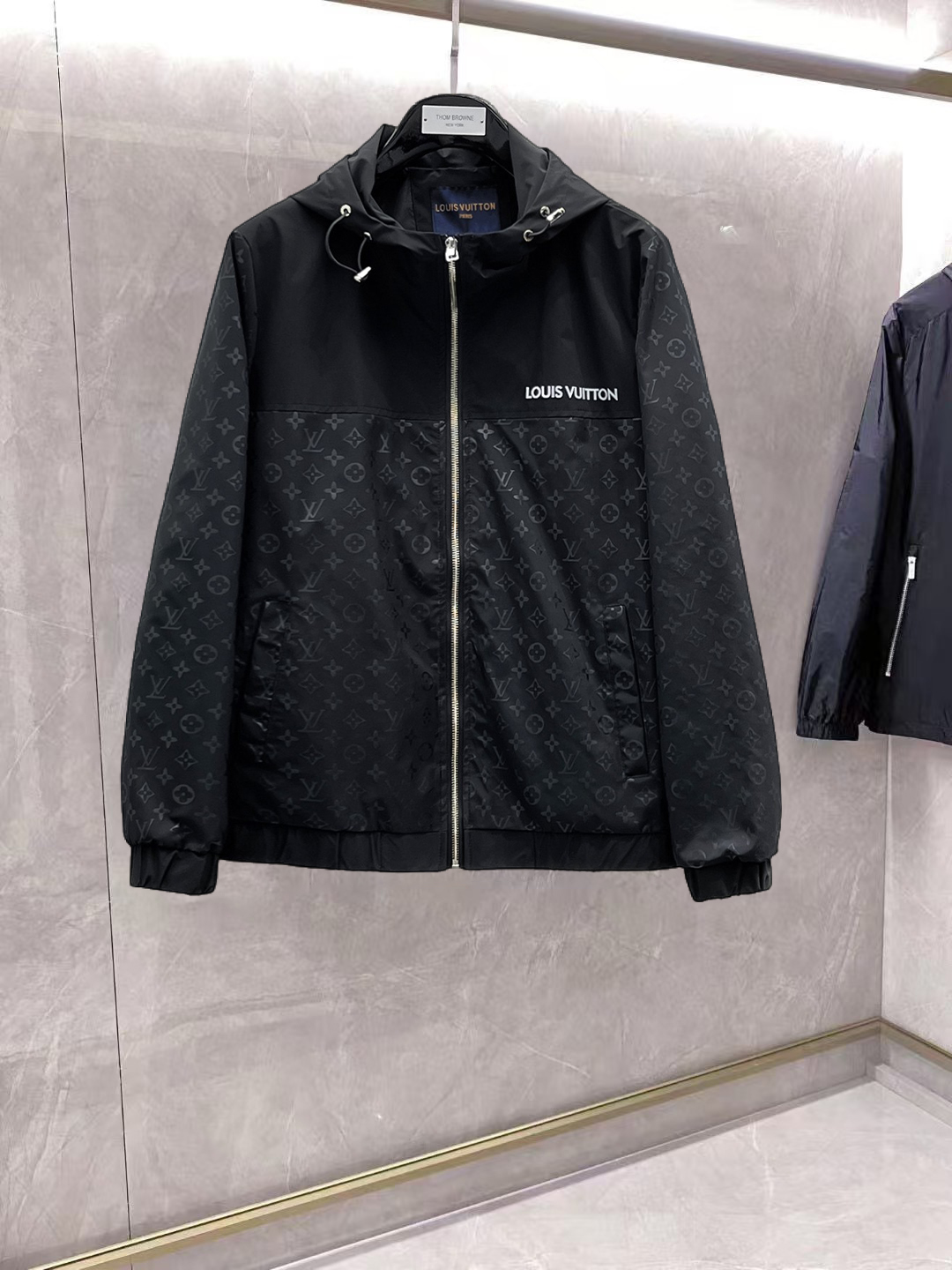 NO:862143,Same style as on LV official website, on sale in advance!  2026ss new spring men's jackets, original high-end version with three standards!  With hidden hood, custom-made fabrics at the counter, highly breathable and comfortable, impeccable details, brand element design concept, reflecting high quality. It feels delicate and soft!  It presents a casual cut and the upper body shape is awesome!  Size M～3XL, maximum wear is 195kg.,,louis vuitton,jackets & coats,jackets & coats,hats,19860909LV 官网同款,提前发售！2026ss开春新款男士夹克外套,原单三标齐全高端版本！带隐藏帽,专柜定制面料 透气舒适度高,细节无可挑剔,品牌元素设计理念,体现高品质.手感细腻柔软！呈现休闲裁剪,上身版型超赞！码数M～3XL,最大穿195斤.,,louis vuitton,jackets & coats,jackets & coats,hats,,Men's clothing