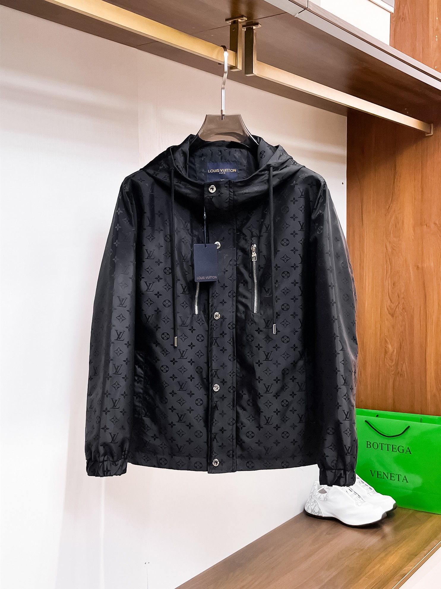 NO:132394,The same style on the official website, complete three standards, and is released in advance. 2025ss Spring New Men's Jacket Jacket, double-sided original single three standards, high-end version. Customized counter fabric, breathable and comfortable, impeccable details, brand element design concept, reflecting high quality. The feel is delicate and soft, presents casual cut, and the upper body style is superb. The number of sizes M~3XL, maximum wear 195 kilograms, louis vuitton, jackets & coats, jackets & coats, alexander wang19860909LV 官网同款,三标齐全,提前发售 2025ss开春新款男士夹克外套,双面穿原单三标齐全高端版本 专柜定制面料 透气舒适度高,细节无可挑剔,品牌元素设计理念,体现高品质.手感细腻柔软 呈现休闲裁剪,上身版型超赞 码数M～3XL,最大穿195斤,,louis vuitton,jackets & coats,jackets & coats,alexander wang,Men's clothing