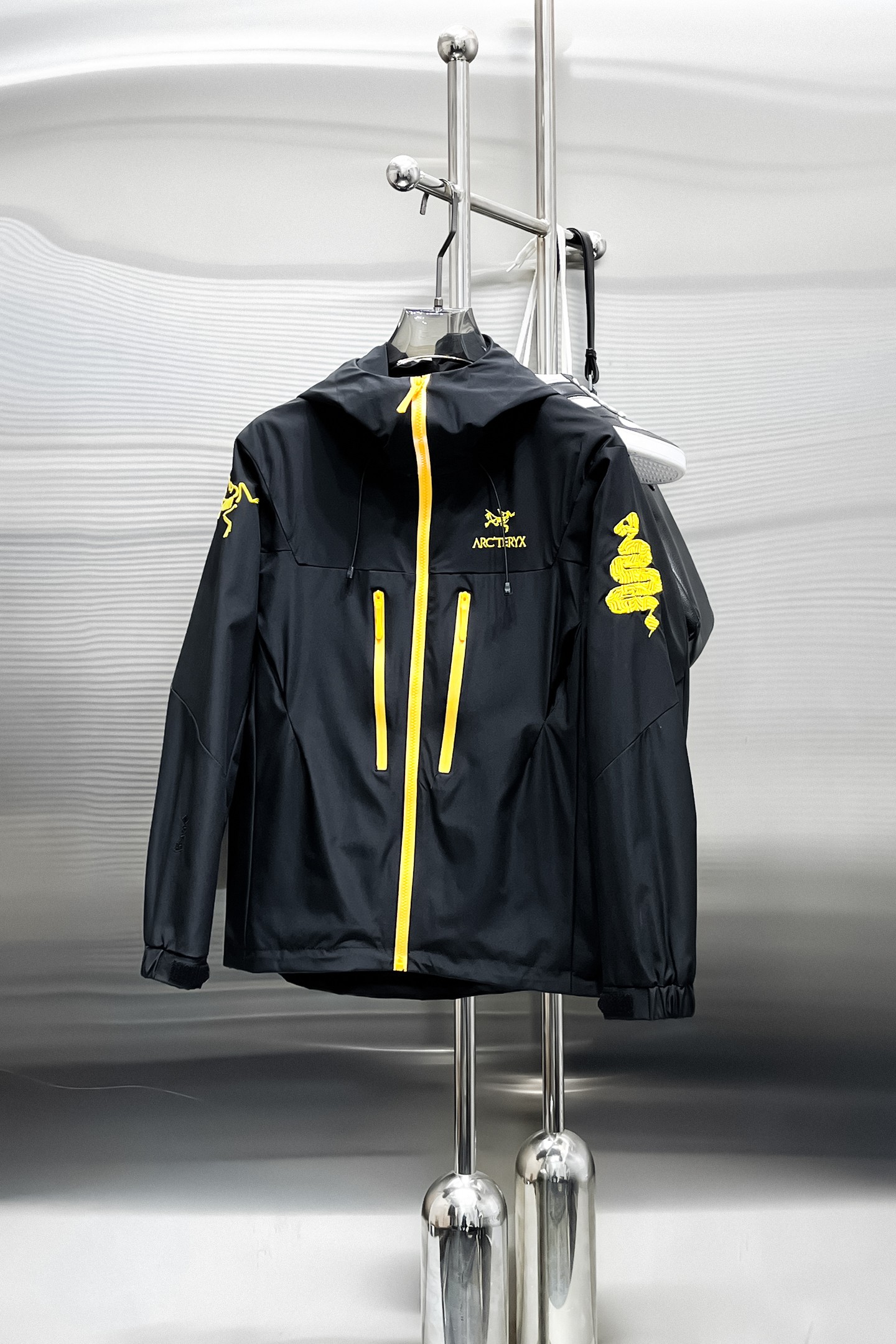 NO:876627,Same style as Arc’teryx official website, on sale in advance!  2026ss new spring men's jackets, original high-end version with three standards!  With hidden hood, custom-made fabrics at the counter, highly breathable and comfortable, impeccable details, brand element design concept, reflecting high quality. It feels delicate and soft!  It presents a casual cut and the upper body shape is awesome!  Size M～3XL, maximum wearing capacity is 195 catties.,arc'teryx,jackets & coats,jackets & coats,hats,19860909始祖鸟 官网同款,提前发售！2026ss开春新款男士夹克外套,原单三标齐全高端版本！带隐藏帽,专柜定制面料 透气舒适度高,细节无可挑剔,品牌元素设计理念,体现高品质.手感细腻柔软！呈现休闲裁剪,上身版型超赞！码数M～3XL,最大穿195斤.,arc'teryx,jackets & coats,jackets & coats,hats,,Men's clothing