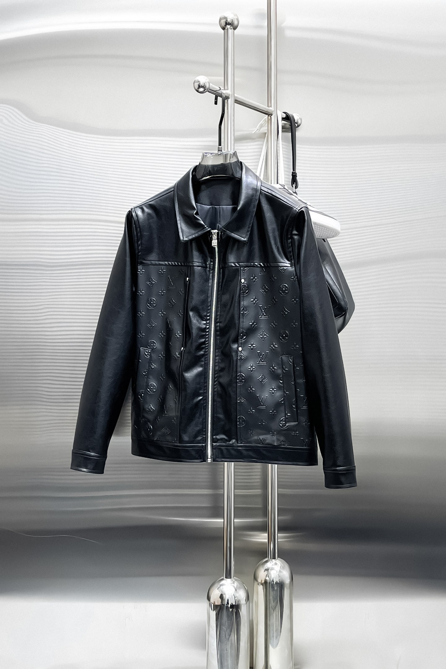 NO:849779,Same style as on LV official website, on sale in advance!  2026ss new men's leather jacket, original three-standard high-end version!  With hidden hood, custom-made fabrics at the counter, highly breathable and comfortable, impeccable details, brand element design concept, reflecting high quality. It feels delicate and soft!  It presents a casual cut and the upper body shape is awesome!  Size M～3XL, maximum wear is 195kg.,,louis vuitton,jackets & coats,jackets & coats,leather jacket,hats,19860909LV 官网同款,提前发售！2026ss新款男士皮衣夹克外套,原单三标齐全高端版本！带隐藏帽,专柜定制面料 透气舒适度高,细节无可挑剔,品牌元素设计理念,体现高品质.手感细腻柔软！呈现休闲裁剪,上身版型超赞！码数M～3XL,最大穿195斤.,,louis vuitton,jackets & coats,jackets & coats,leather jacket,hats,,Men's clothing