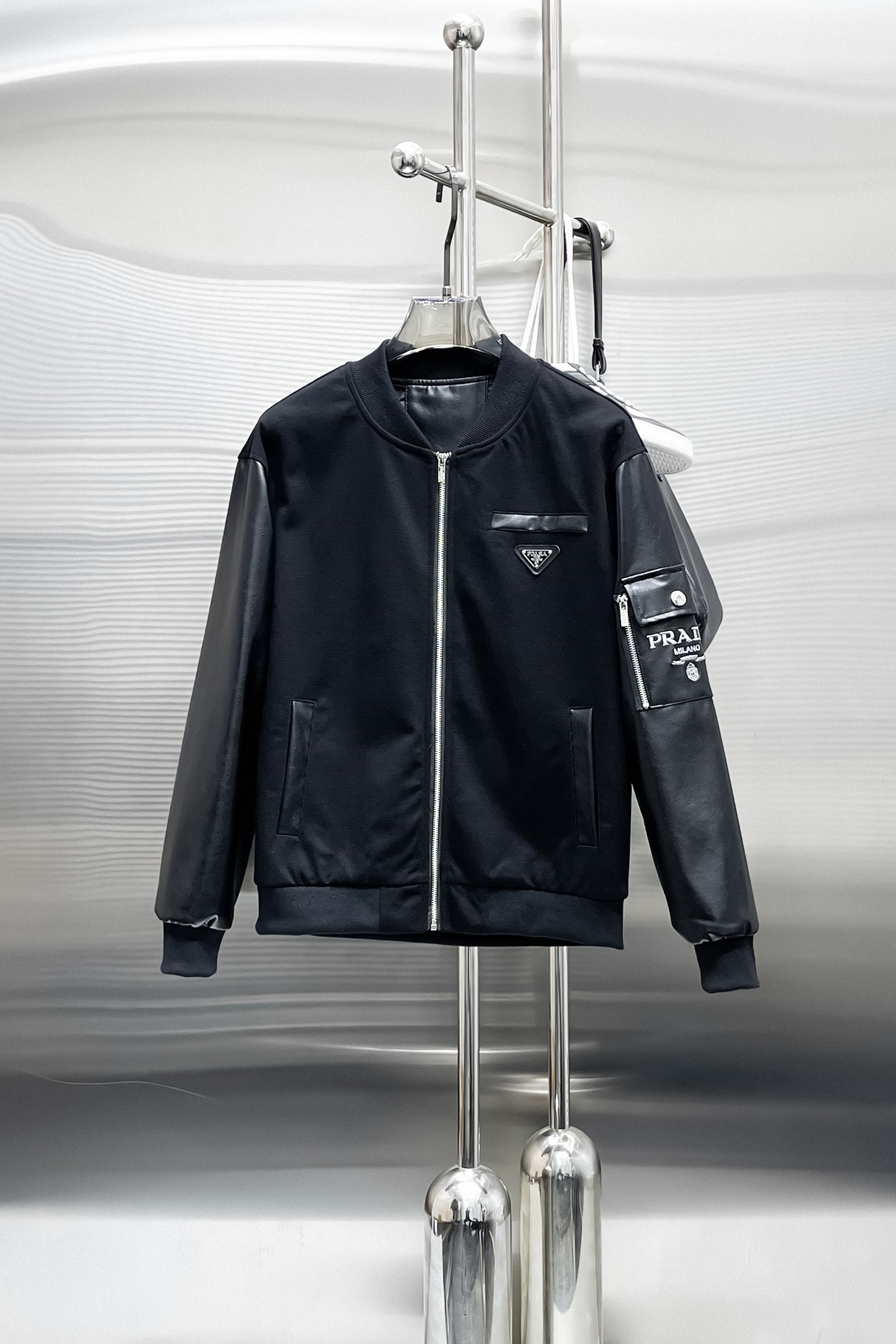 NO:849777,Same style as Prada official website, on sale in advance!  2026ss new men's leather jacket, original three-standard high-end version!  With hidden hood, custom-made fabrics at the counter, highly breathable and comfortable, impeccable details, brand element design concept, reflecting high quality. It feels delicate and soft!  It presents a casual cut and the upper body shape is awesome!  Size M～3XL, maximum wear is 195 catties.,,prada,jackets & coats,jackets & coats,leather jacket,hats,19860909普拉达 官网同款,提前发售！2026ss新款男士皮衣夹克外套,原单三标齐全高端版本！带隐藏帽,专柜定制面料 透气舒适度高,细节无可挑剔,品牌元素设计理念,体现高品质.手感细腻柔软！呈现休闲裁剪,上身版型超赞！码数M～3XL,最大穿195斤.,,prada,jackets & coats,jackets & coats,leather jacket,hats,,Men's clothing