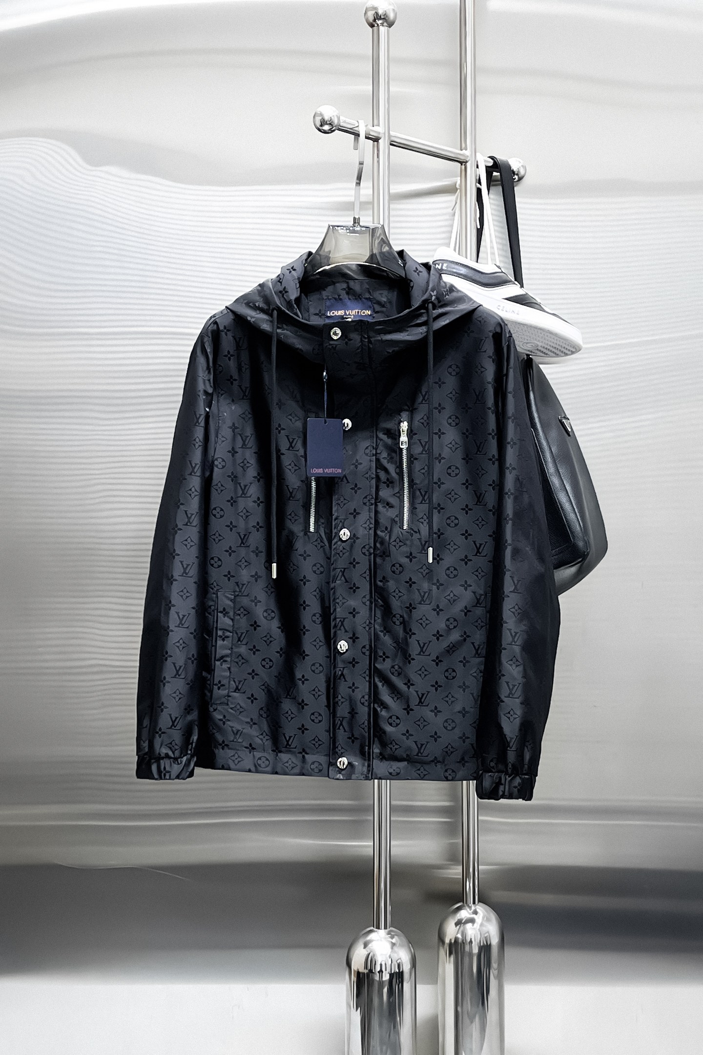 NO:849790,Same style as on LV official website, on sale in advance!  2026ss new men's jacket, original three-standard high-end version!  With hidden hood, custom-made fabrics at the counter, highly breathable and comfortable, impeccable details, brand element design concept, reflecting high quality. It feels delicate and soft!  It presents a casual cut and the upper body shape is awesome!  Size M～3XL, maximum wear is 195kg.,,louis vuitton,jackets & coats,jackets & coats,hats,19860909LV 官网同款,提前发售！2026ss新款男士夹克外套,原单三标齐全高端版本！带隐藏帽,专柜定制面料 透气舒适度高,细节无可挑剔,品牌元素设计理念,体现高品质.手感细腻柔软！呈现休闲裁剪,上身版型超赞！码数M～3XL,最大穿195斤.,,louis vuitton,jackets & coats,jackets & coats,hats,,Men's clothing