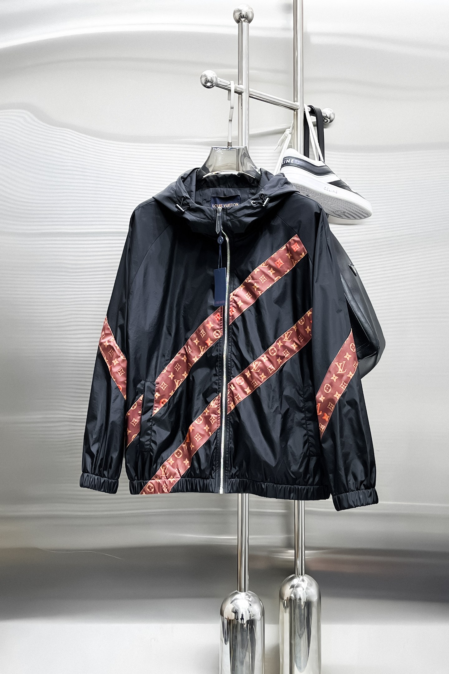 NO:849775,Same style as on LV official website, on sale in advance!  2026ss new men's jacket, original three-standard high-end version!  With hidden hood, custom-made fabrics at the counter, highly breathable and comfortable, impeccable details, brand element design concept, reflecting high quality. It feels delicate and soft!  It presents a casual cut and the upper body shape is awesome!  Size M～3XL, maximum wear is 195kg.,,louis vuitton,jackets & coats,jackets & coats,hats,19860909LV 官网同款,提前发售！2026ss新款男士夹克外套,原单三标齐全高端版本！带隐藏帽,专柜定制面料 透气舒适度高,细节无可挑剔,品牌元素设计理念,体现高品质.手感细腻柔软！呈现休闲裁剪,上身版型超赞！码数M～3XL,最大穿195斤.,,louis vuitton,jackets & coats,jackets & coats,hats,,Men's clothing