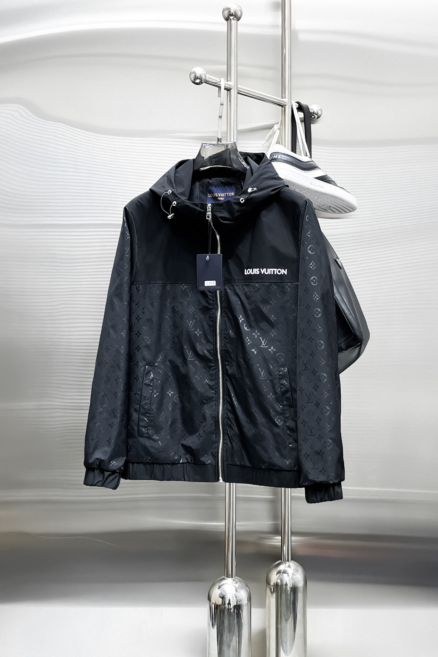 NO:876631,Same style as on LV official website, on sale in advance!  2026ss new men's jacket, original three-standard high-end version!  With hidden hood, custom-made fabrics at the counter, highly breathable and comfortable, impeccable details, brand element design concept, reflecting high quality. It feels delicate and soft!  It presents a casual cut and the upper body shape is awesome!  Size M～3XL, maximum wear is 195kg.,,louis vuitton,jackets & coats,jackets & coats,hats,19860909LV 官网同款,提前发售！2026ss新款男士夹克外套,原单三标齐全高端版本！带隐藏帽,专柜定制面料 透气舒适度高,细节无可挑剔,品牌元素设计理念,体现高品质.手感细腻柔软！呈现休闲裁剪,上身版型超赞！码数M～3XL,最大穿195斤.,,louis vuitton,jackets & coats,jackets & coats,hats,,Men's clothing