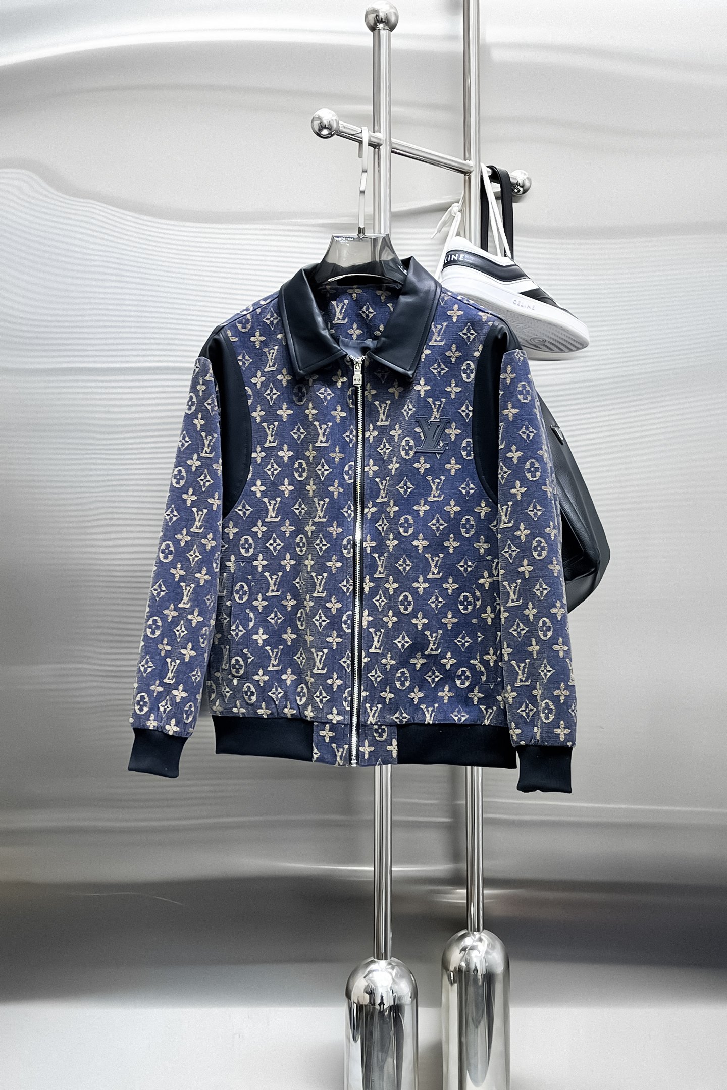 NO:849792,Same style as on LV official website, on sale in advance!  2026ss new men's denim jacket, original three-standard high-end version!  With hidden hood, custom-made fabrics at the counter, highly breathable and comfortable, impeccable details, brand element design concept, reflecting high quality. It feels delicate and soft!  It presents a casual cut and the upper body shape is awesome!  Size M～3XL, maximum wear is 195kg.,,louis vuitton,jackets & coats,jackets & coats,hats,19860909LV 官网同款,提前发售！2026ss新款男士牛仔夹克外套,原单三标齐全高端版本！带隐藏帽,专柜定制面料 透气舒适度高,细节无可挑剔,品牌元素设计理念,体现高品质.手感细腻柔软！呈现休闲裁剪,上身版型超赞！码数M～3XL,最大穿195斤.,,louis vuitton,jackets & coats,jackets & coats,hats,,Men's clothing
