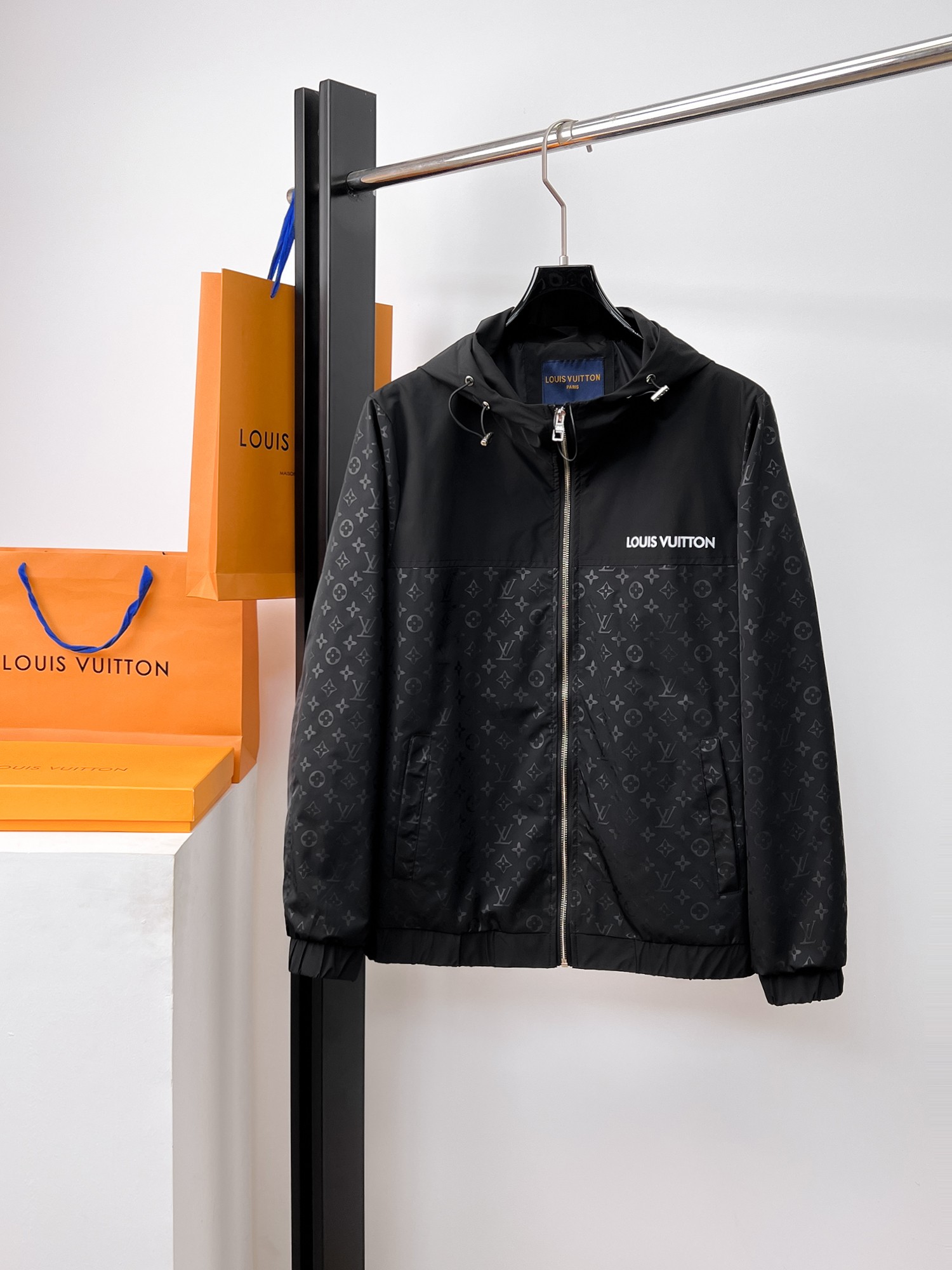 NO:662521,Same style as on LV official website, on sale in advance!  2025ss new men's jacket, original three-standard high-end version!  With hidden hood, custom-made fabrics at the counter, highly breathable and comfortable, impeccable details, brand element design concept, reflecting high quality. It feels delicate and soft!  It presents a casual cut and the upper body shape is awesome!  Size M～3XL, maximum wear is 195kg.,,louis vuitton,jackets & coats,jackets & coats,hats, 19860909LV 官网同款,提前发售！2025ss新款男士夹克外套,原单三标齐全高端版本！带隐藏帽,专柜定制面料 透气舒适度高,细节无可挑剔,品牌元素设计理念,体现高品质.手感细腻柔软！呈现休闲裁剪,上身版型超赞！码数M～3XL,最大穿195斤.,,louis vuitton,jackets & coats,jackets & coats,hats, ,Men's clothing