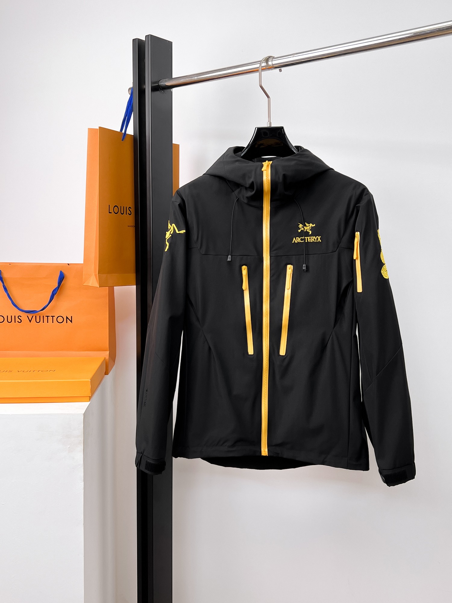 NO:662479,Same style as Arc’teryx official website, on sale in advance!  2025ss new men's jacket, original three-standard high-end version!  With hidden hood, custom-made fabrics at the counter, highly breathable and comfortable, impeccable details, brand element design concept, reflecting high quality. It feels delicate and soft!  It presents a casual cut and the upper body shape is awesome!  Size M～3XL, maximum wearing capacity is 195 catties.,arc'teryx,jackets & coats,jackets & coats,hats, 19860909始祖鸟 官网同款,提前发售！2025ss新款男士夹克外套,原单三标齐全高端版本！带隐藏帽,专柜定制面料 透气舒适度高,细节无可挑剔,品牌元素设计理念,体现高品质.手感细腻柔软！呈现休闲裁剪,上身版型超赞！码数M～3XL,最大穿195斤.,arc'teryx,jackets & coats,jackets & coats,hats, ,Men's clothing