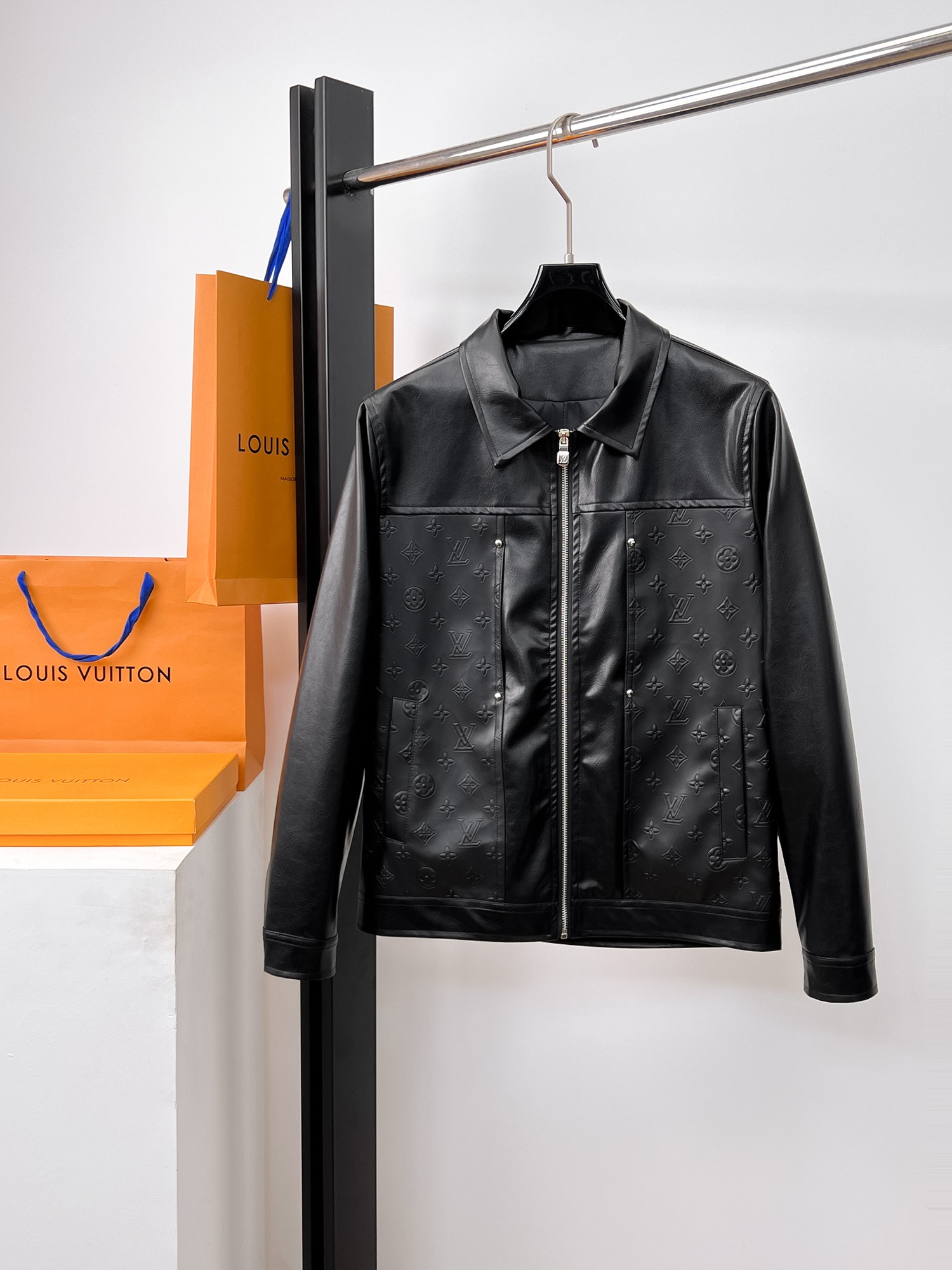 NO:662524,Same style as on LV official website, on sale in advance!  2025ss new men's leather jacket, original three-standard high-end version!  With hidden hood, custom-made fabrics at the counter, highly breathable and comfortable, impeccable details, brand element design concept, reflecting high quality. It feels delicate and soft!  It presents a casual cut and the upper body shape is awesome!  Size M～3XL, maximum wear is 195kg.,,louis vuitton,jackets & coats,jackets & coats,leather jacket,hats, 19860909LV 官网同款,提前发售！2025ss新款男士皮衣夹克外套,原单三标齐全高端版本！带隐藏帽,专柜定制面料 透气舒适度高,细节无可挑剔,品牌元素设计理念,体现高品质.手感细腻柔软！呈现休闲裁剪,上身版型超赞！码数M～3XL,最大穿195斤.,,louis vuitton,jackets & coats,jackets & coats,leather jacket,hats, ,Men's clothing