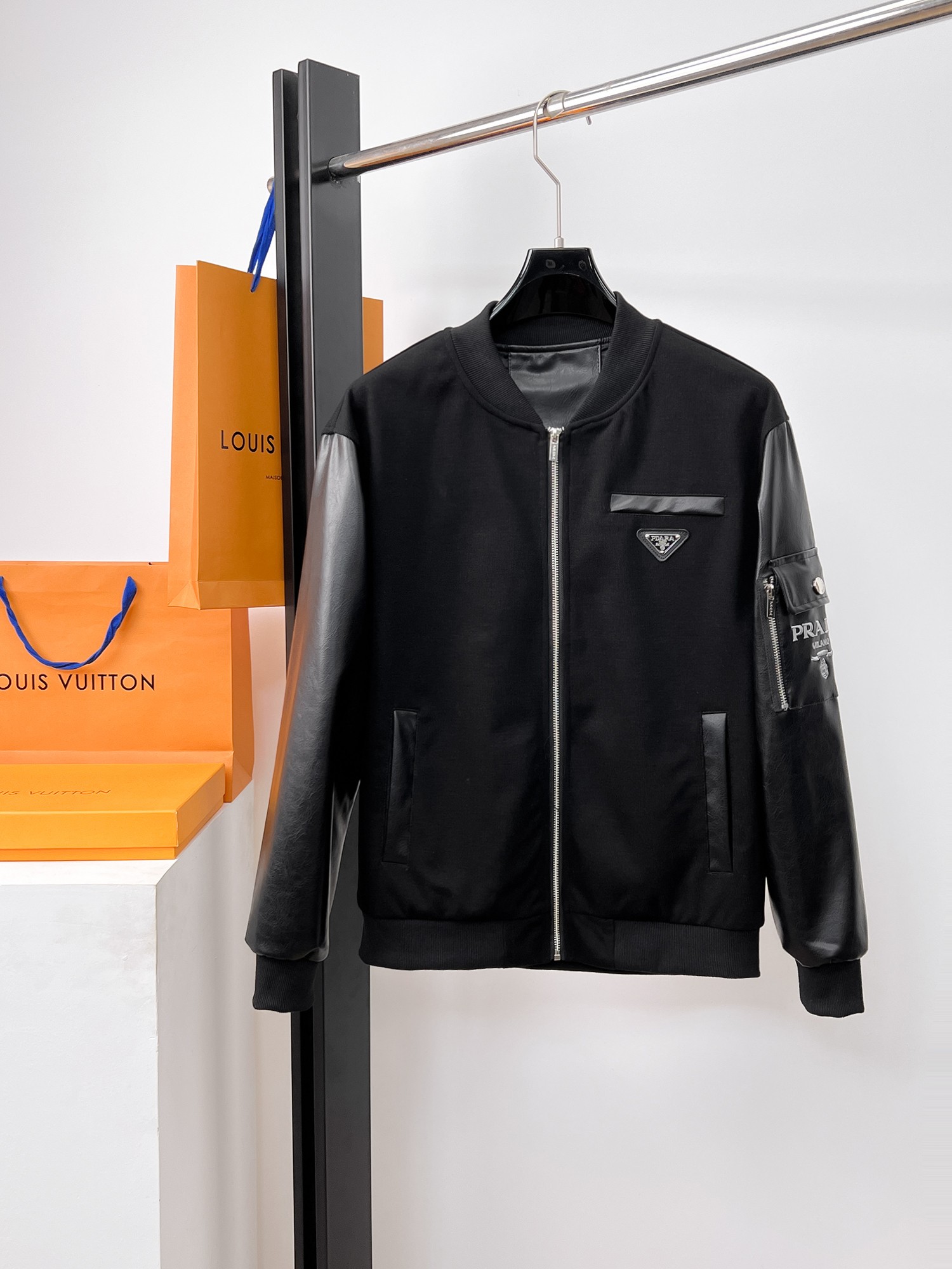 NO:662477,Same style as Prada official website, on sale in advance!  2025ss new men's jacket, original three-standard high-end version!  With hidden hood, custom-made fabrics at the counter, highly breathable and comfortable, impeccable details, brand element design concept, reflecting high quality. It feels delicate and soft!  It presents a casual cut and the upper body shape is awesome!  Size M～3XL, maximum wear is 195kg.,,prada,jackets & coats,jackets & coats,hats, 19860909普拉达 官网同款,提前发售！2025ss新款男士夹克外套,原单三标齐全高端版本！带隐藏帽,专柜定制面料 透气舒适度高,细节无可挑剔,品牌元素设计理念,体现高品质.手感细腻柔软！呈现休闲裁剪,上身版型超赞！码数M～3XL,最大穿195斤.,,prada,jackets & coats,jackets & coats,hats, ,Men's clothing