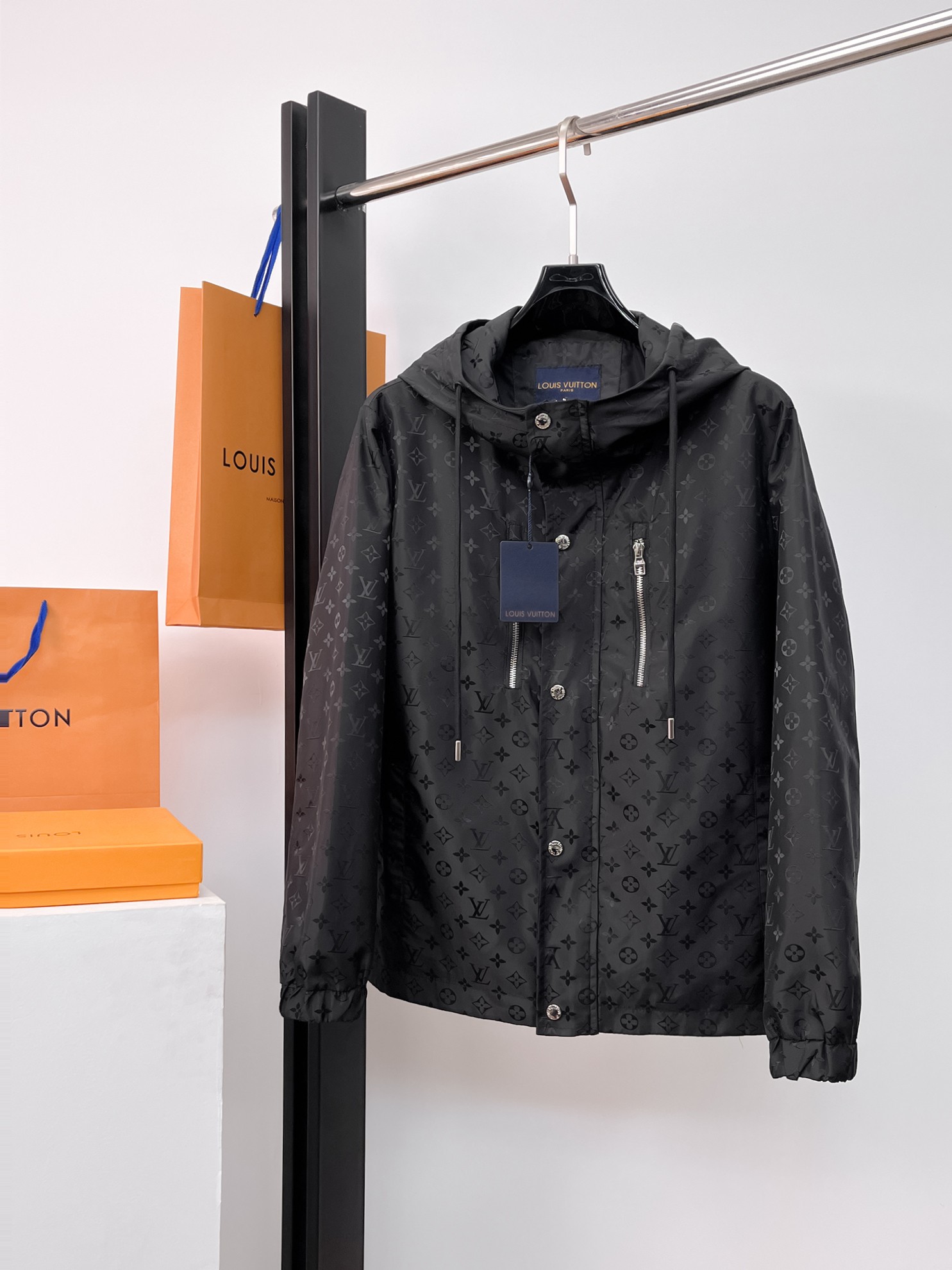 NO:662480,Same style as on LV official website, on sale in advance!  2025ss new men's jacket, original three-standard high-end version!  With hidden hood, custom-made fabrics at the counter, highly breathable and comfortable, impeccable details, brand element design concept, reflecting high quality. It feels delicate and soft!  It presents a casual cut and the upper body shape is awesome!  Size M～3XL, maximum wear is 195kg.,,louis vuitton,jackets & coats,jackets & coats,hats, 19860909LV 官网同款,提前发售！2025ss新款男士夹克外套,原单三标齐全高端版本！带隐藏帽,专柜定制面料 透气舒适度高,细节无可挑剔,品牌元素设计理念,体现高品质.手感细腻柔软！呈现休闲裁剪,上身版型超赞！码数M～3XL,最大穿195斤.,,louis vuitton,jackets & coats,jackets & coats,hats, ,Men's clothing