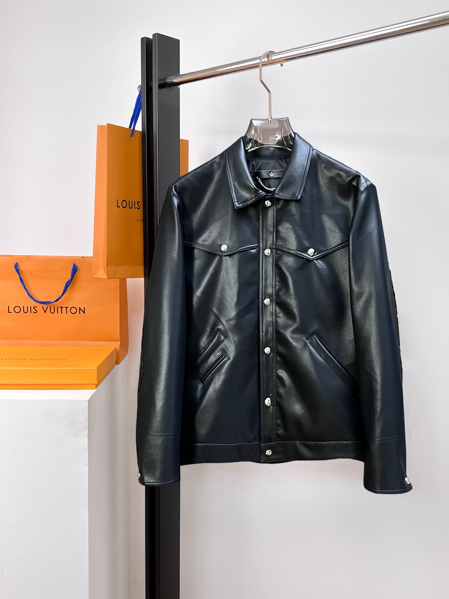 NO:662488,The same style as the official website of Kroxin, sold in advance!  2025ss new men's jacket, original three-standard high-end version!  With hidden hood, custom-made fabrics at the counter, highly breathable and comfortable, impeccable details, brand element design concept, reflecting high quality. It feels delicate and soft!  It presents a casual cut and the upper body shape is awesome!  Size M～3XL, maximum wearing capacity is 195kg.,,chrome hearts,jackets & coats,jackets & coats,hats, 19860909克罗心 官网同款,提前发售！2025ss新款男士夹克外套,原单三标齐全高端版本！带隐藏帽,专柜定制面料 透气舒适度高,细节无可挑剔,品牌元素设计理念,体现高品质.手感细腻柔软！呈现休闲裁剪,上身版型超赞！码数M～3XL,最大穿195斤.,,chrome hearts,jackets & coats,jackets & coats,hats, ,Men's clothing