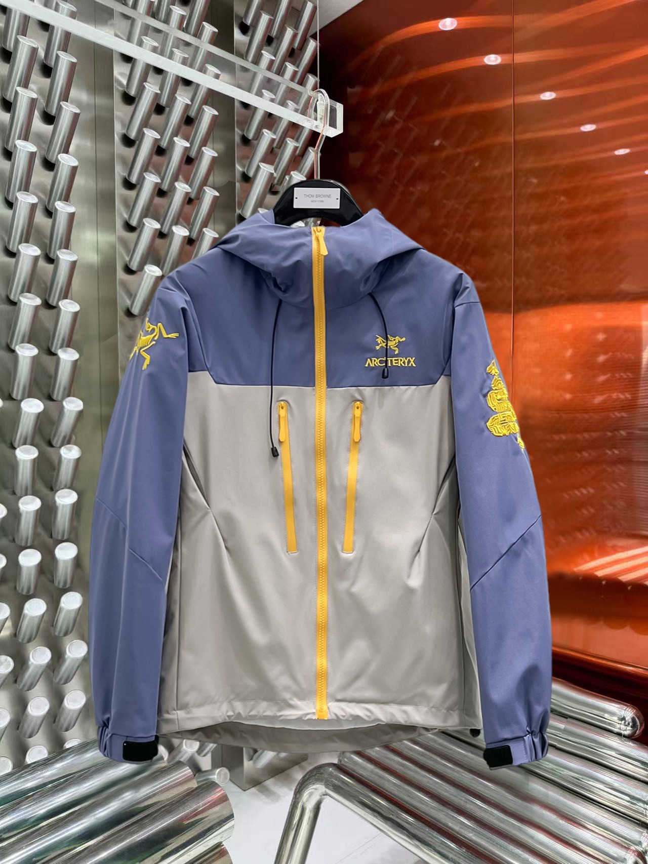 NO:774759,Same style as Arc'teryx official website, complete with three labels, on sale in advance. 2026ss new spring men's jackets, high-end version with complete three labels of the original order. Custom-made fabrics at the counter. Highly breathable and comfortable, impeccable details, brand element design concept, reflecting high quality. Delicate and soft feel. Casual tailoring, excellent upper body shape. Size M~3XL, maximum wearing capacity is 195 catties. arc'teryx, jackets & coats, jackets & coats,19860909始祖鸟官网同款,三标齐全,提前发售 2026ss开春新款男士夹克外套,原单三标齐全高端版本 专柜定制面料 透气舒适度高,细节无可挑剔,品牌元素设计理念,体现高品质.手感细腻柔软 呈现休闲裁剪,上身版型超赞 码数M～3XL,最大穿195斤,arc'teryx,jackets & coats,jackets & coats,,Men's clothing