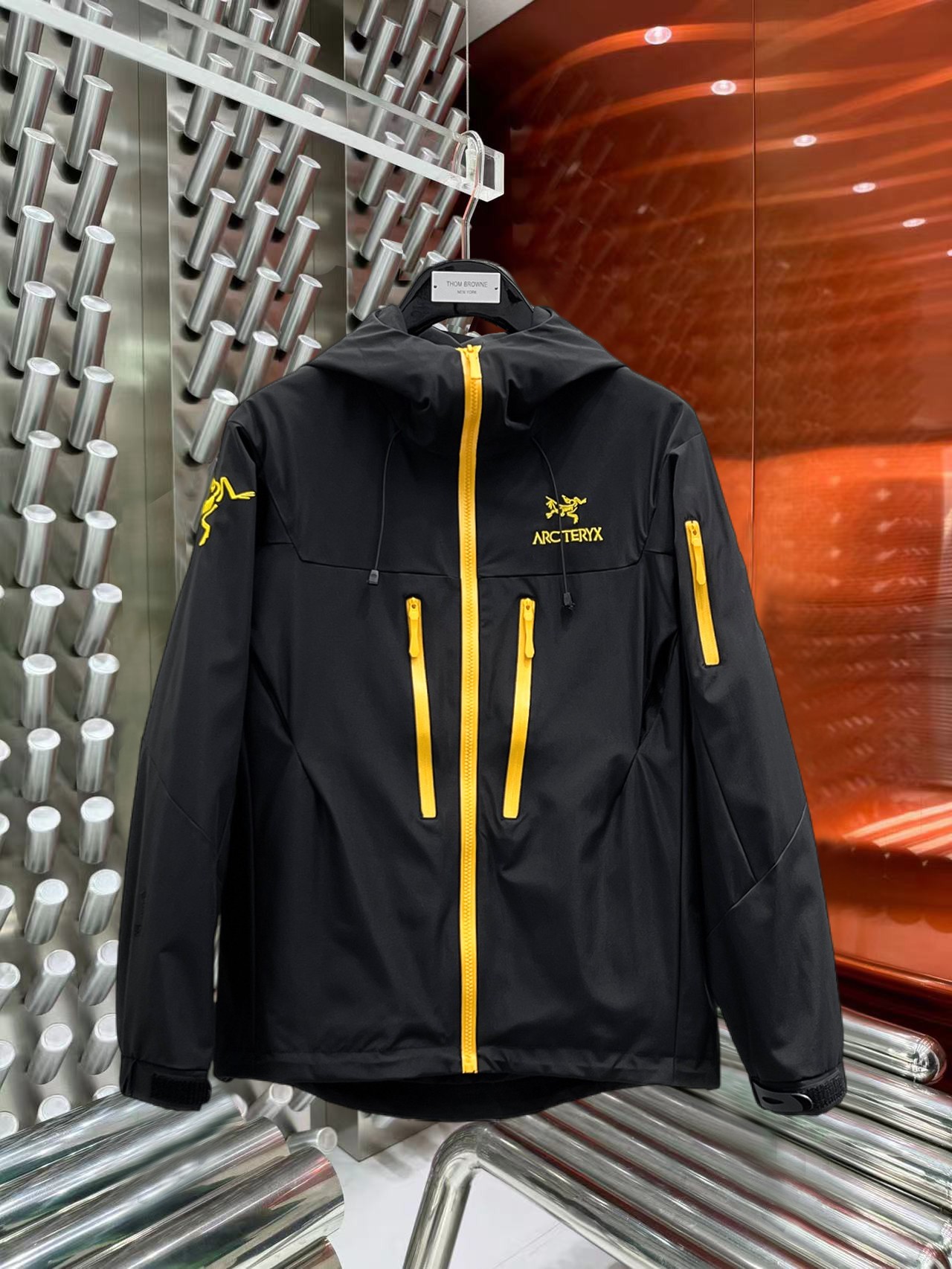 NO:774754,Same style as Arc'teryx official website, complete with three labels, on sale in advance. 2026ss new spring men's jackets, high-end version with complete three labels of the original order. Custom-made fabrics at the counter. Highly breathable and comfortable, impeccable details, brand element design concept, reflecting high quality. Delicate and soft feel. Casual tailoring, excellent upper body shape. Size M~3XL, maximum wearing capacity is 195 catties. arc'teryx, jackets & coats, jackets & coats,19860909始祖鸟官网同款,三标齐全,提前发售 2026ss开春新款男士夹克外套,原单三标齐全高端版本 专柜定制面料 透气舒适度高,细节无可挑剔,品牌元素设计理念,体现高品质.手感细腻柔软 呈现休闲裁剪,上身版型超赞 码数M～3XL,最大穿195斤,arc'teryx,jackets & coats,jackets & coats,,Men's clothing