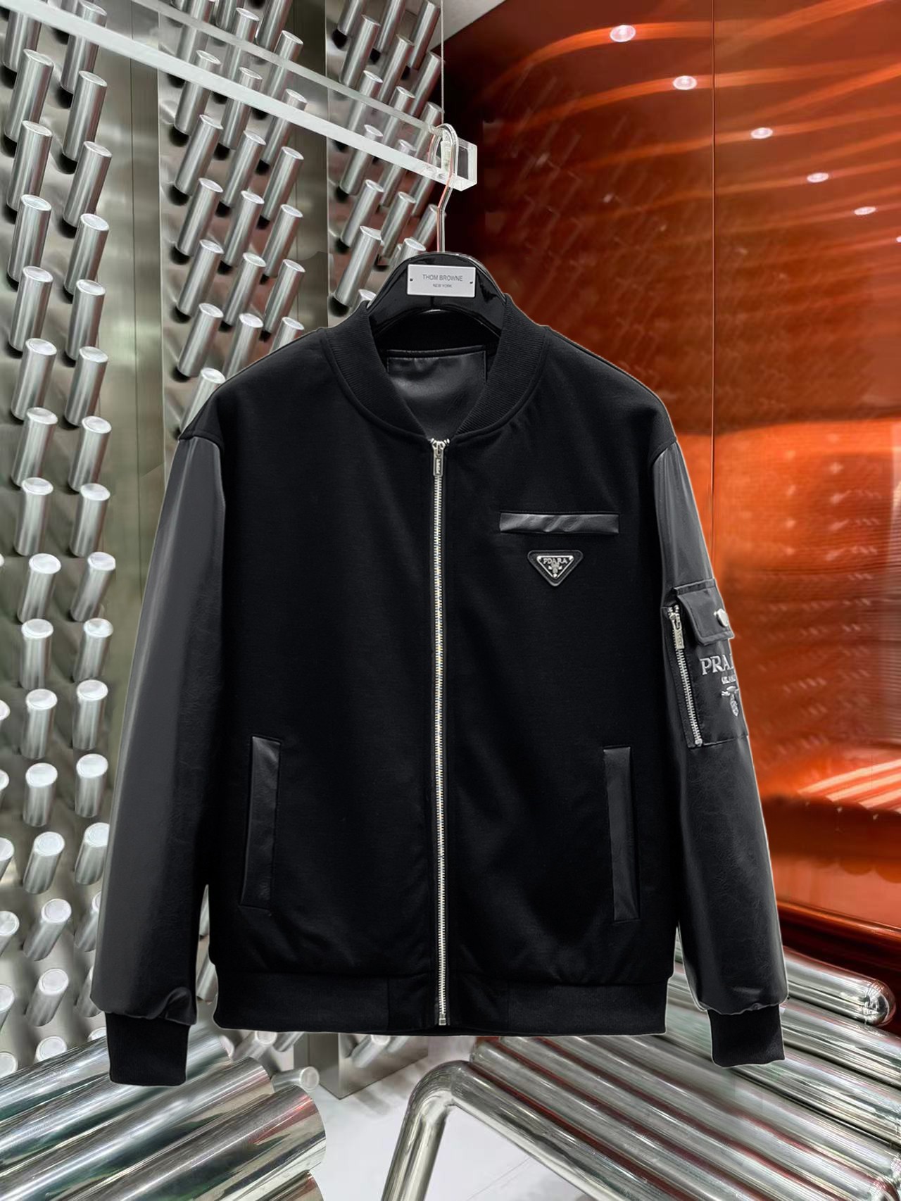 NO:774778,The same model from the Prada official website, complete with three labels, sold in advance. 2026ss new spring men's jacket, high-end version with complete three labels from the original order. Custom-made fabrics at the counter. Highly breathable and comfortable, impeccable details, brand element design concept, reflecting high quality. Delicate and soft feel. Casual tailoring, excellent upper body shape. Size M～3XL, maximum wearing capacity is 195 catties., prada, jackets & coats, jackets & coats,19860909普拉达官网同款,三标齐全,提前发售 2026ss开春新款男士夹克外套,原单三标齐全高端版本 专柜定制面料 透气舒适度高,细节无可挑剔,品牌元素设计理念,体现高品质.手感细腻柔软 呈现休闲裁剪,上身版型超赞 码数M～3XL,最大穿195斤,,prada,jackets & coats,jackets & coats,,Men's clothing