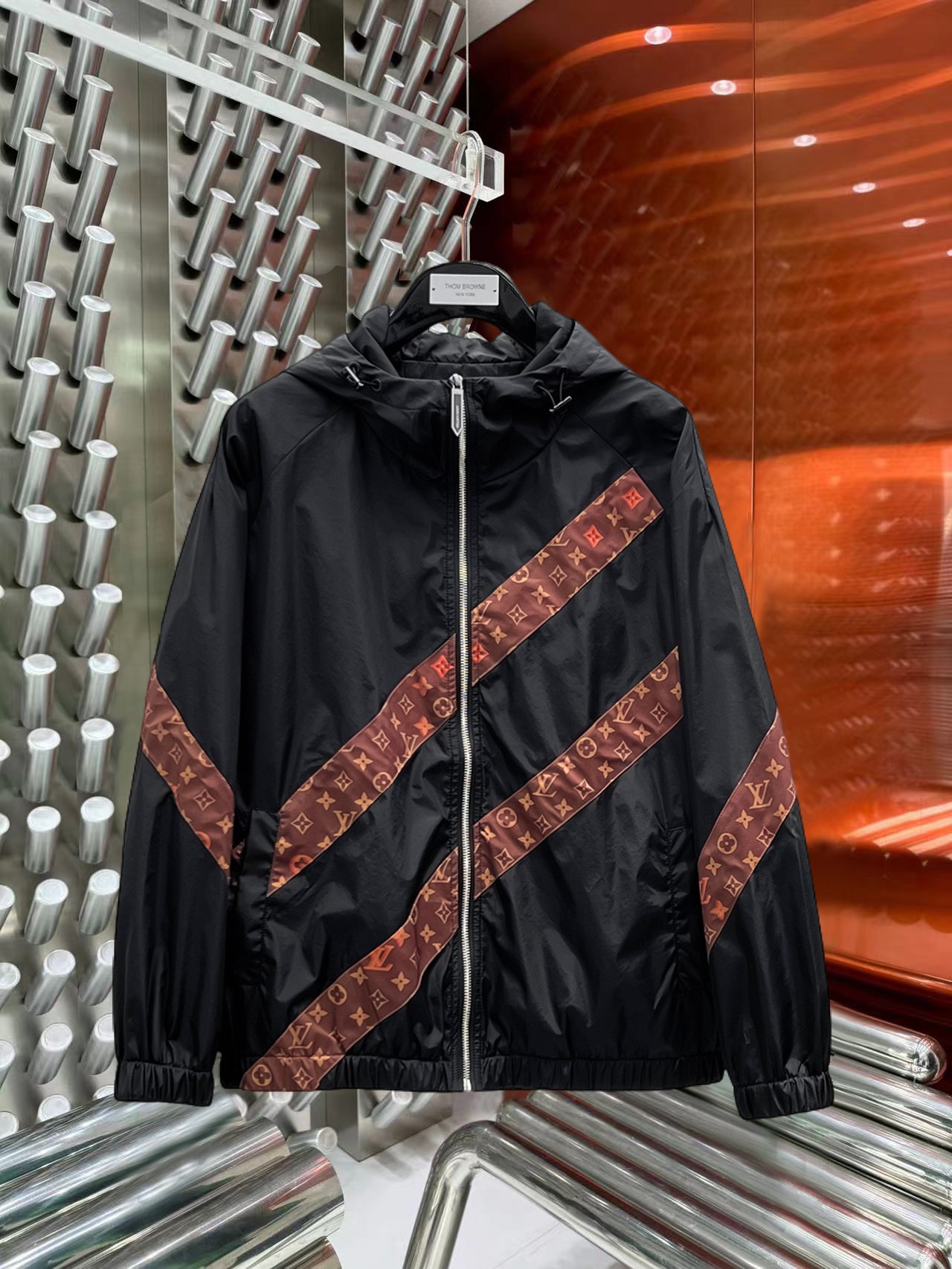 NO:774764,Same style as LV official website, complete with three labels, sold in advance. 2026ss new spring men's jacket, high-end version with complete three labels of the original order. Custom-made fabrics at the counter. Highly breathable and comfortable, impeccable details, brand element design concept, reflecting high quality. Delicate and soft feel. Casual tailoring, excellent upper body size. Size M～3XL, maximum wearing capacity is 195 catties. Louis vuitton, jackets & coats,jackets & coats,19860909LV官网同款,三标齐全,提前发售 2026ss开春新款男士夹克外套,原单三标齐全高端版本 专柜定制面料 透气舒适度高,细节无可挑剔,品牌元素设计理念,体现高品质.手感细腻柔软 呈现休闲裁剪,上身版型超赞 码数M～3XL,最大穿195斤,,louis vuitton,jackets & coats,jackets & coats,,Men's clothing