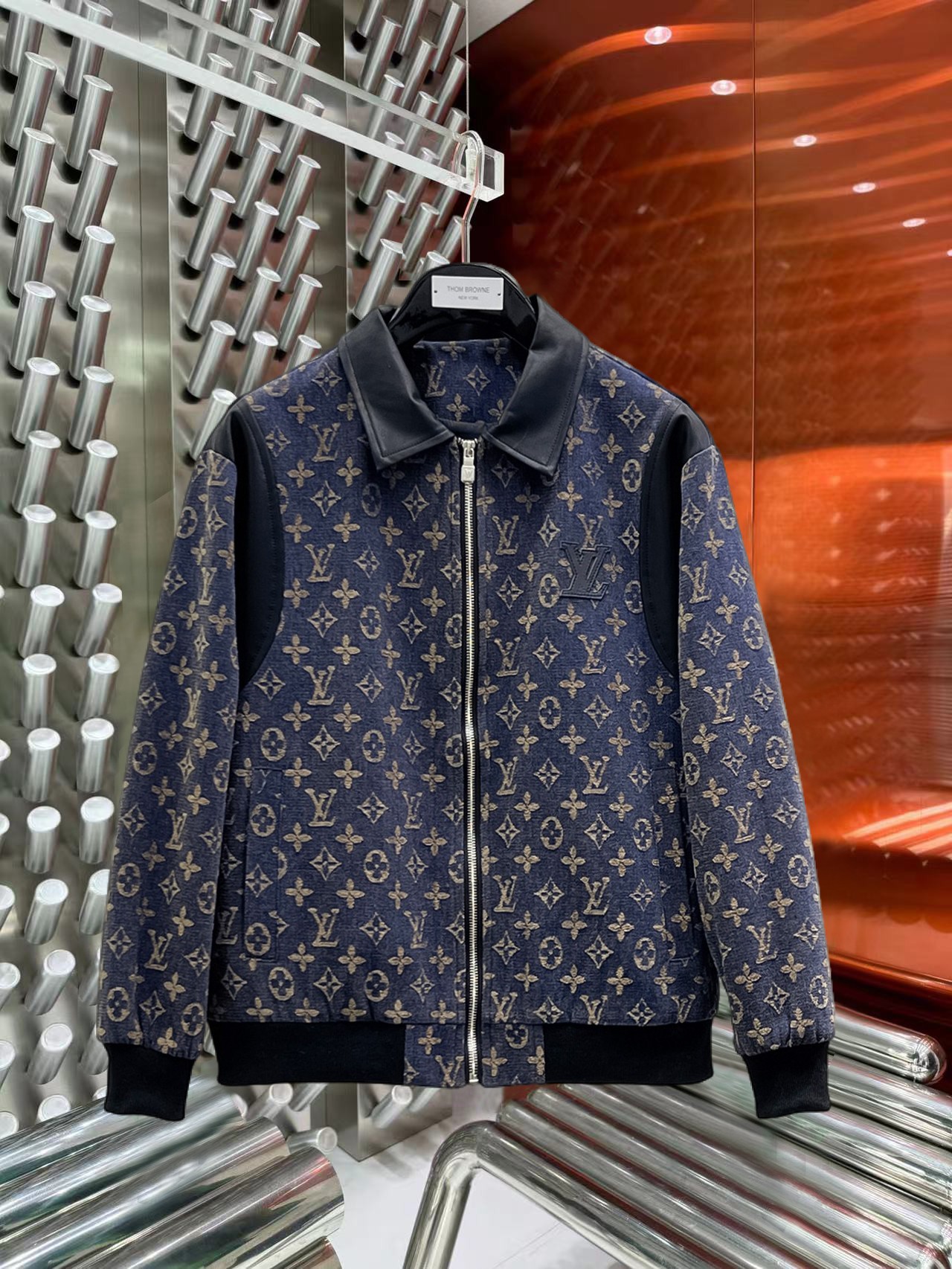 NO:774768,The same style from the LV official website, complete with three labels, sold in advance. 2026ss new spring men's denim jacket, original high-end version with complete three labels. Custom-made fabrics at the counter. Highly breathable and comfortable, impeccable details, brand element design concept, reflecting high quality. Delicate and soft feel. Casual tailoring, excellent upper body shape. Size M～3XL, maximum wearing capacity is 195 catties. Louis vuitton, jackets & coats,jackets & coats,19860909LV官网同款,三标齐全,提前发售 2026ss开春新款男士牛仔夹克外套,原单三标齐全高端版本 专柜定制面料 透气舒适度高,细节无可挑剔,品牌元素设计理念,体现高品质.手感细腻柔软 呈现休闲裁剪,上身版型超赞 码数M～3XL,最大穿195斤,,louis vuitton,jackets & coats,jackets & coats,,Men's clothing