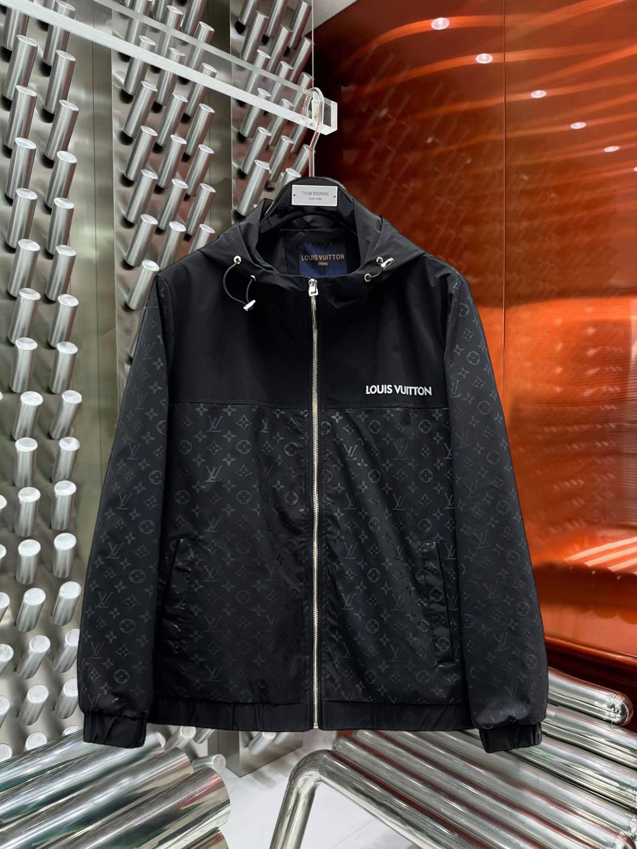 NO:774774,Same style as LV official website, complete with three labels, sold in advance. 2026ss new spring men's jacket, high-end version with complete three labels of the original order. Custom-made fabrics at the counter. Highly breathable and comfortable, impeccable details, brand element design concept, reflecting high quality. Delicate and soft feel. Casual tailoring, excellent upper body size. Size M～3XL, maximum wearing capacity is 195 catties. Louis vuitton, jackets & coats,jackets & coats,19860909LV官网同款,三标齐全,提前发售 2026ss开春新款男士夹克外套,原单三标齐全高端版本 专柜定制面料 透气舒适度高,细节无可挑剔,品牌元素设计理念,体现高品质.手感细腻柔软 呈现休闲裁剪,上身版型超赞 码数M～3XL,最大穿195斤,,louis vuitton,jackets & coats,jackets & coats,,Men's clothing