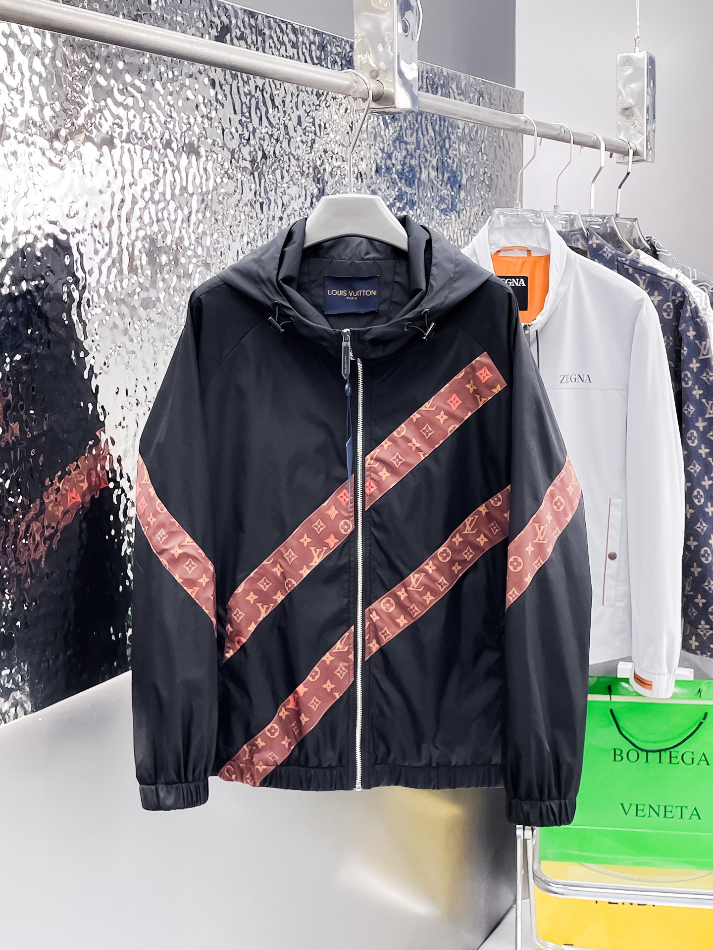 NO:135064,The same model on the official website of LV, released in advance!  SS New Men's Jacket at the Spring Festival, the original single three-standard high-end version!  With hidden hat, customized fabric for counter, high breathability and comfort, impeccable details, brand element design concept, reflecting high quality. The feel is delicate and soft!  It is casually cut, with a great upper body style!  The number of code M~3XL, the maximum wear is 195 catties.,,louis vuitton, jackets & coats, jackets & coats,hats,alexander wang19860909LV 官网同款,提前发售！ss开春新款男士夹克外套,原单三标齐全高端版本！带隐藏帽,专柜定制面料 透气舒适度高,细节无可挑剔,品牌元素设计理念,体现高品质.手感细腻柔软！呈现休闲裁剪,上身版型超赞！码数M～3XL,最大穿195斤.,,louis vuitton,jackets & coats,jackets & coats,hats,alexander wang,Men's clothing