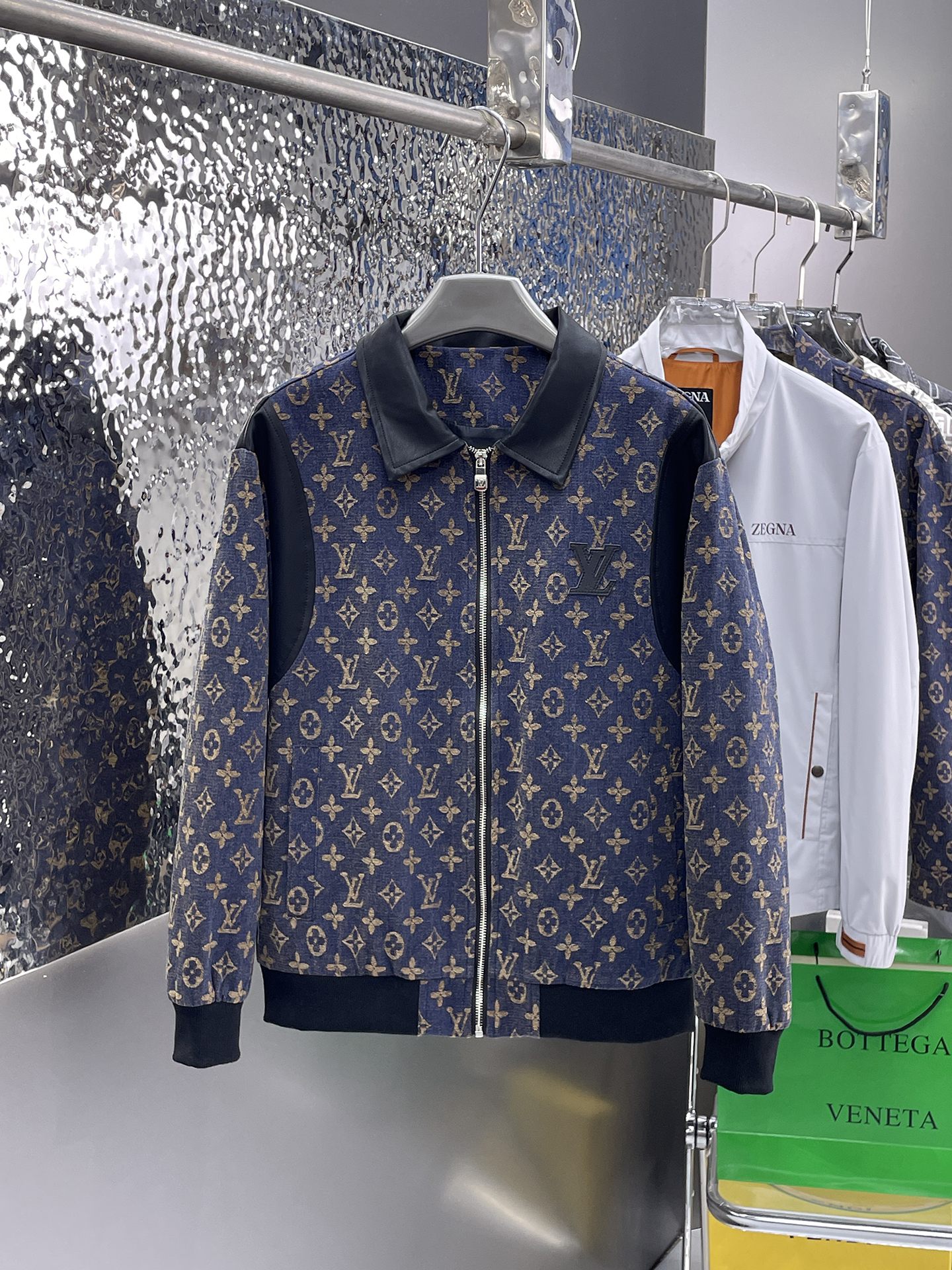 NO:135062,The same model on the official website of LV, released in advance!  SS New Men's Denim Jacket Jacket in the Spring Festival, the original single three-standard high-end version!  With hidden hat, customized fabric for counter, high breathability and comfort, impeccable details, brand element design concept, reflecting high quality. The feel is delicate and soft!  It is casually cut, with a great upper body style!  The number of code M~3XL, the maximum wear is 195 catties.,,louis vuitton, jackets & coats, jackets & coats,hats,alexander wang19860909LV 官网同款,提前发售！ss开春新款男士牛仔夹克外套,原单三标齐全高端版本！带隐藏帽,专柜定制面料 透气舒适度高,细节无可挑剔,品牌元素设计理念,体现高品质.手感细腻柔软！呈现休闲裁剪,上身版型超赞！码数M～3XL,最大穿195斤.,,louis vuitton,jackets & coats,jackets & coats,hats,alexander wang,Men's clothing