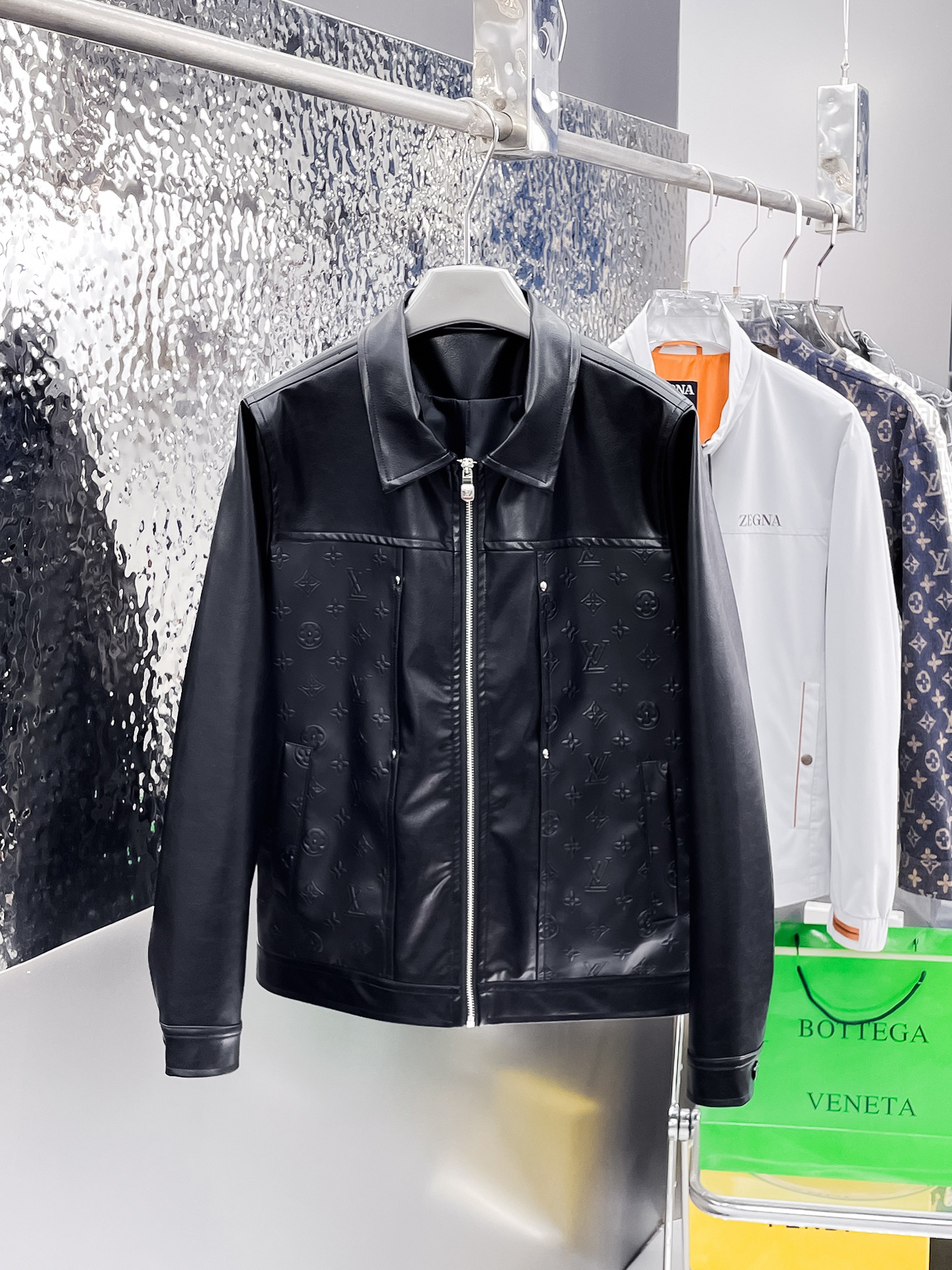 NO:135060,The same model on the official website of LV, released in advance!  SS New Men's Leather Jacket Jacket at the Spring Festival, the original three-standard full high-end version!  With hidden hat, customized fabric for counter, high breathability and comfort, impeccable details, brand element design concept, reflecting high quality. The feel is delicate and soft!  It is casually cut, with a great upper body style!  Number of code M~3XL, maximum wear 195 catties., louis vuitton, jackets & coats, jackets & coats, leather jacket, hats, alexander wang19860909LV 官网同款,提前发售！ss开春新款男士皮衣夹克外套,原单三标齐全高端版本！带隐藏帽,专柜定制面料 透气舒适度高,细节无可挑剔,品牌元素设计理念,体现高品质.手感细腻柔软！呈现休闲裁剪,上身版型超赞！码数M～3XL,最大穿195斤.,,louis vuitton,jackets & coats,jackets & coats,leather jacket,hats,alexander wang,Men's clothing