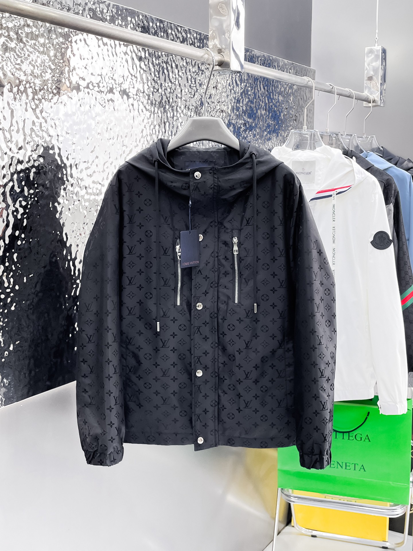 NO:135058,The same model on the official website of LV, released in advance!  SS New Men's Jacket at the Spring Festival, the original single three-standard high-end version!  With hidden hat, customized fabric for counter, high breathability and comfort, impeccable details, brand element design concept, reflecting high quality. The feel is delicate and soft!  It is casually cut, with a great upper body style!  The number of code M~3XL, the maximum wear is 195 catties.,,louis vuitton, jackets & coats, jackets & coats,hats,alexander wang19860909LV 官网同款,提前发售！ss开春新款男士夹克外套,原单三标齐全高端版本！带隐藏帽,专柜定制面料 透气舒适度高,细节无可挑剔,品牌元素设计理念,体现高品质.手感细腻柔软！呈现休闲裁剪,上身版型超赞！码数M～3XL,最大穿195斤.,,louis vuitton,jackets & coats,jackets & coats,hats,alexander wang,Men's clothing