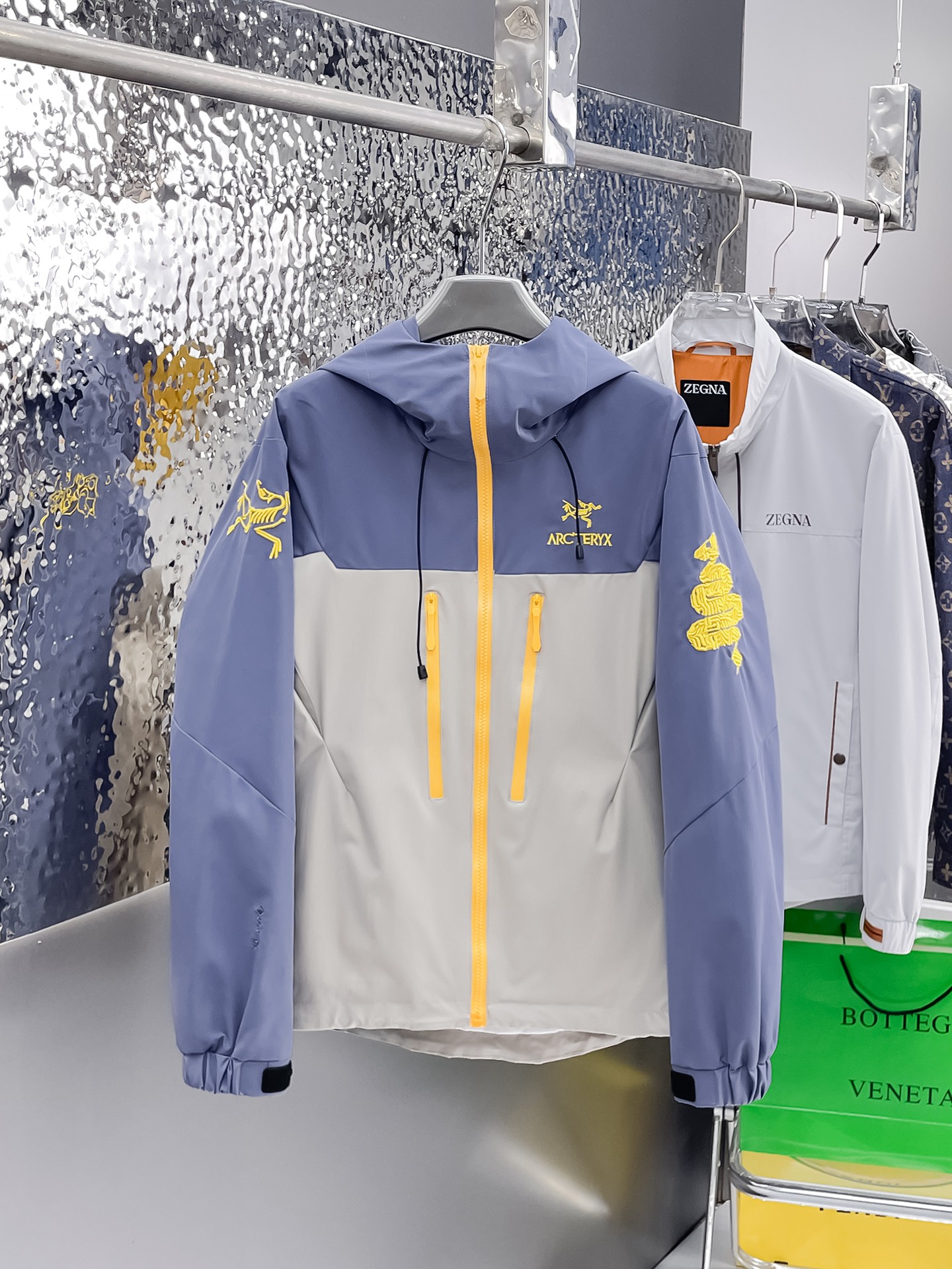 NO:135056,Archaeopteryx is the same as the official website, and is released in advance!  SS New Men's Jacket at the Spring Festival, the original single three-standard high-end version!  With hidden hat, customized fabric for counter, high breathability and comfort, impeccable details, brand element design concept, reflecting high quality. The feel is delicate and soft!  It is casually cut, with a great upper body style!  Number of code M~3XL, maximum wear 195 catties.,arc'teryx,jackets & coats,jackets & coats,hats,alexander wang19860909始祖鸟 官网同款,提前发售！ss开春新款男士夹克外套,原单三标齐全高端版本！带隐藏帽,专柜定制面料 透气舒适度高,细节无可挑剔,品牌元素设计理念,体现高品质.手感细腻柔软！呈现休闲裁剪,上身版型超赞！码数M～3XL,最大穿195斤.,arc'teryx,jackets & coats,jackets & coats,hats,alexander wang,Men's clothing