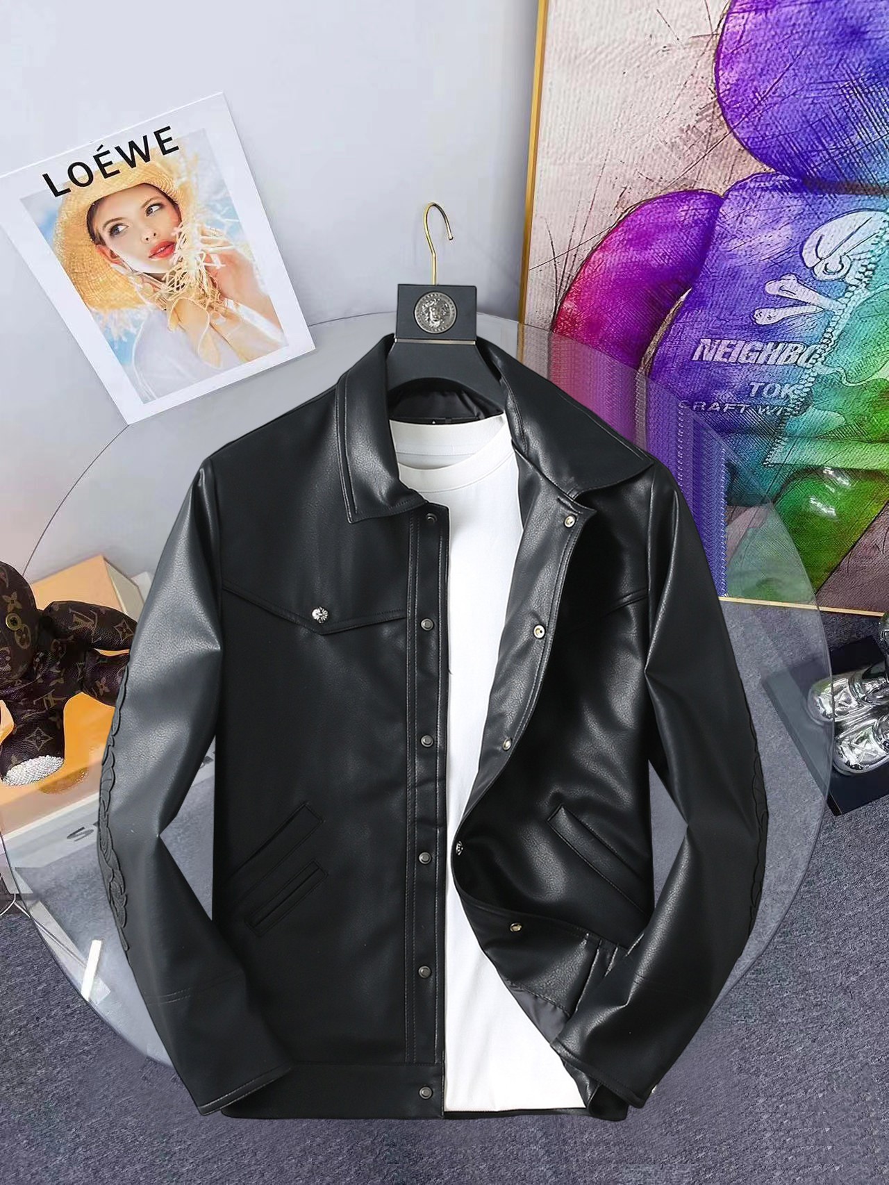 NO:648319,The same style as the official website of Kroxin, sold in advance!  2025ss new men's leather jacket, original three-standard high-end version!  With hidden hood, custom-made fabrics at the counter, highly breathable and comfortable, impeccable details, brand element design concept, reflecting high quality. It feels delicate and soft!  It presents a casual cut and the upper body shape is awesome!  Size M～3XL, maximum wear is 195kg.,,chrome hearts,jackets & coats,jackets & coats,leather jacket,hats,alexander wang19860909克罗心 官网同款,提前发售！2025ss新款男士皮衣夹克外套,原单三标齐全高端版本！带隐藏帽,专柜定制面料 透气舒适度高,细节无可挑剔,品牌元素设计理念,体现高品质.手感细腻柔软！呈现休闲裁剪,上身版型超赞！码数M～3XL,最大穿195斤.,,chrome hearts,jackets & coats,jackets & coats,leather jacket,hats,alexander wang,Men's clothing