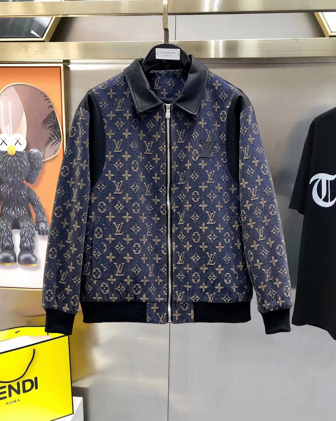 NO:954854,Same style as LV official website, on sale in advance!  2026ss autumn new men's denim jacket, original single three-standard high-end version!  With hidden hood, counter-customized fabrics with high breathability and comfort, impeccable details, brand element design concept, reflecting high quality. It feels delicate and soft!  It presents a casual cut and the upper body shape is awesome!  Size M～3XL, maximum weight.,,louis vuitton,jackets & coats,jackets & coats,hats,19860909LV 官网同款,提前发售！2026ss开秋新款男士牛子夹克外套,原单三标齐全高端版本！带隐藏帽,专柜定制面料 透气舒适度高,细节无可挑剔,品牌元素设计理念,体现高品质.手感细腻柔软！呈现休闲裁剪,上身版型超赞！码数M～3XL,最大穿斤.,,louis vuitton,jackets & coats,jackets & coats,hats,,Men's clothing