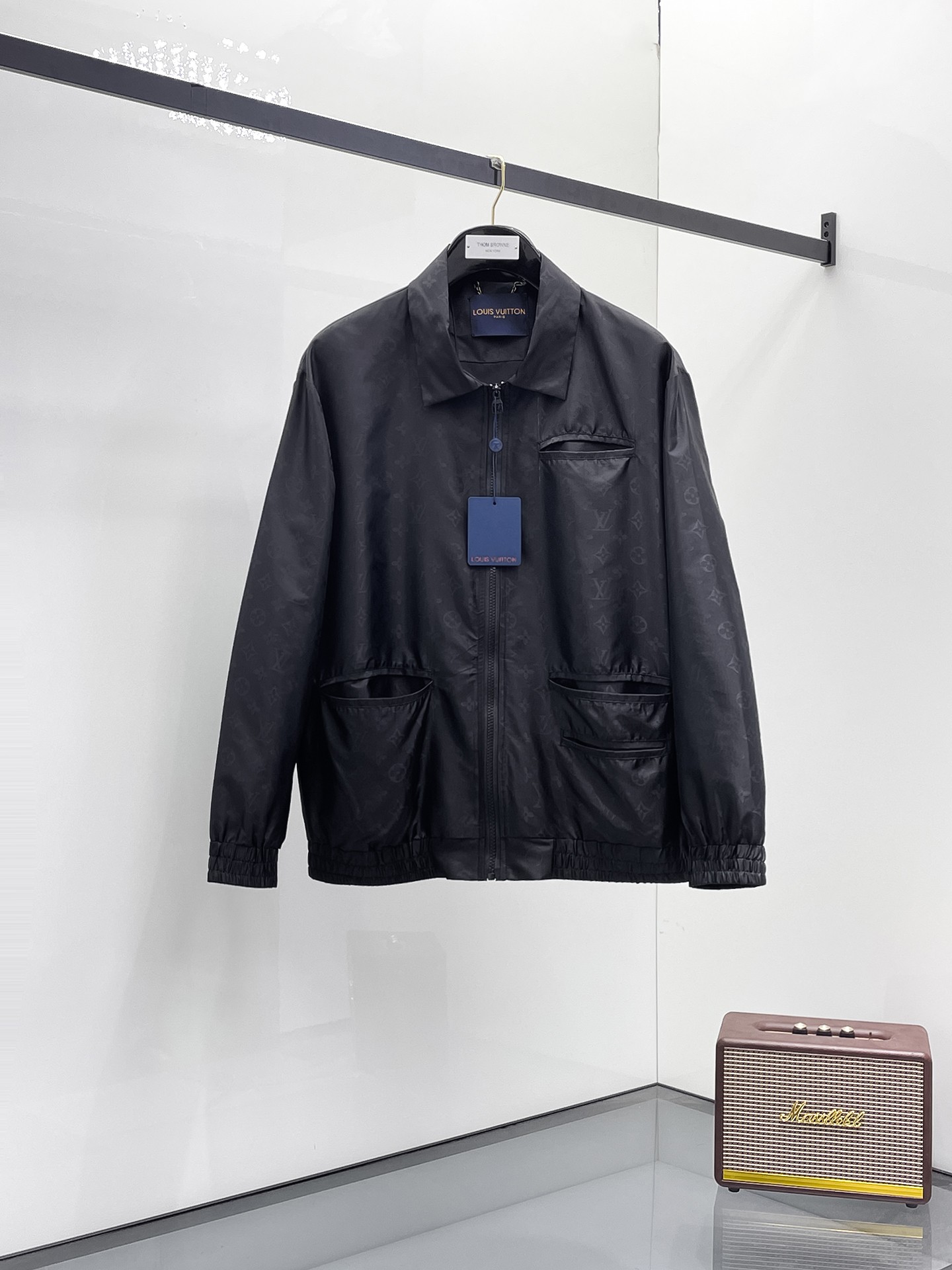 NO:131553,The same style on the official website of LV, complete three standards, and is released in advance. The new men's jacket in the spring of ss, the original three standards are complete and high-end version. Customized fabrics for counters. High breathability and comfort, impeccable details, brand elements design concept, reflecting high quality. The feel is delicate and soft. It presents casual cut, and the upper body style is superb. The number of sizes M~3XL, the maximum wear is 195 catties, louis vuitton, jackets & coats, jackets & coats, alexander wang19860909LV官网同款,三标齐全,提前发售 ss开春新款男士夹克外套,原单三标齐全高端版本 专柜定制面料 透气舒适度高,细节无可挑剔,品牌元素设计理念,体现高品质.手感细腻柔软 呈现休闲裁剪,上身版型超赞 码数M～3XL,最大穿195斤,,louis vuitton,jackets & coats,jackets & coats,alexander wang,Men's clothing