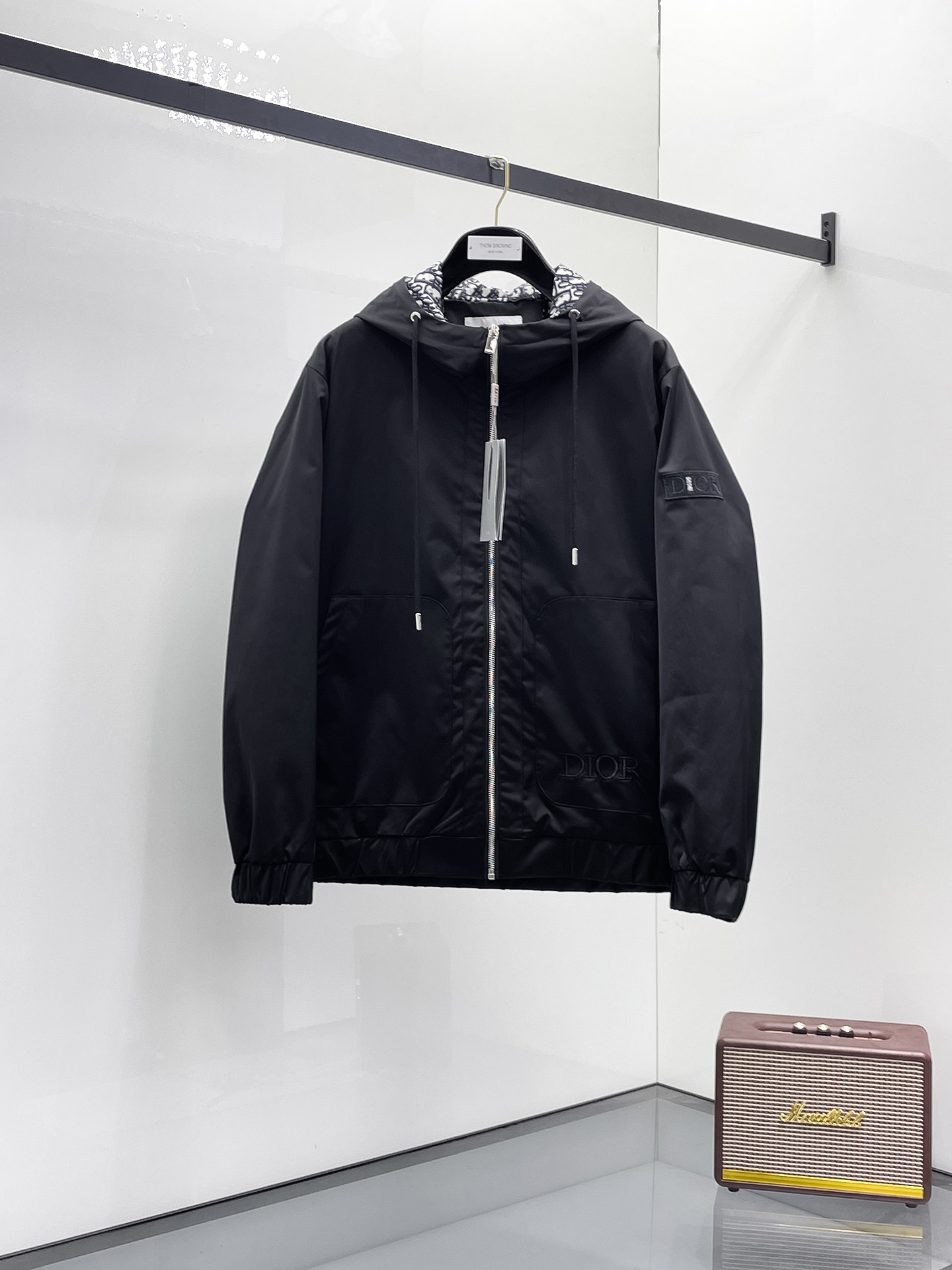 NO:131530,Dior's official website has the same style, complete three standards, and is released in advance. SS Spring New Men's Jacket Jacket, original three standards, high-end version. Customized counter fabrics, breathable and comfortable, impeccable details, brand elements design concept, reflecting high quality. The feel is delicate and soft, presents casual cut, and the upper body style is superb. Number of sizes M~3XL, maximum wear 195 catties, dior, jackets & coats, jackets & coats, alexander wang19860909迪奥 官网同款,三标齐全,提前发售 ss开春新款男士夹克外套,原单三标齐全高端版本 专柜定制面料 透气舒适度高,细节无可挑剔,品牌元素设计理念,体现高品质.手感细腻柔软 呈现休闲裁剪,上身版型超赞 码数M～3XL,最大穿195斤,,dior,jackets & coats,jackets & coats,alexander wang,Men's clothing