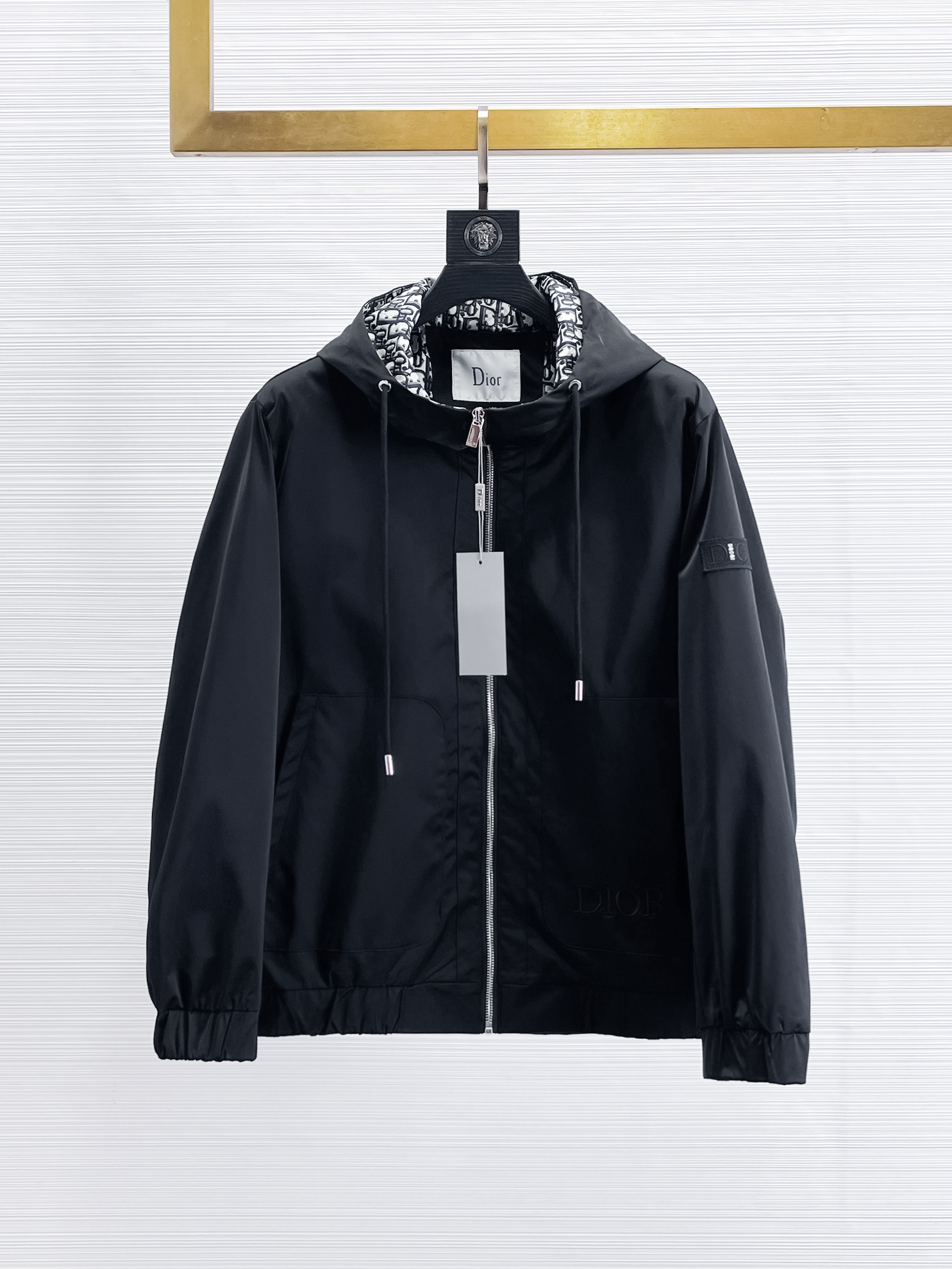NO:869170,Same style as Dior official website, on sale in advance!  2026ss new spring men's jackets, original high-end version with three standards!  With hidden hood, custom-made fabrics at the counter, highly breathable and comfortable, impeccable details, brand element design concept, reflecting high quality. It feels delicate and soft!  It presents a casual cut and the upper body shape is awesome!  Size M～3XL, maximum wearing capacity is 195 catties.,,dior,jackets & coats,jackets & coats,hats,19860909迪奥 官网同款,提前发售！2026ss开春新款男士夹克外套,原单三标齐全高端版本！带隐藏帽,专柜定制面料 透气舒适度高,细节无可挑剔,品牌元素设计理念,体现高品质.手感细腻柔软！呈现休闲裁剪,上身版型超赞！码数M～3XL,最大穿195斤.,,dior,jackets & coats,jackets & coats,hats,,Men's clothing